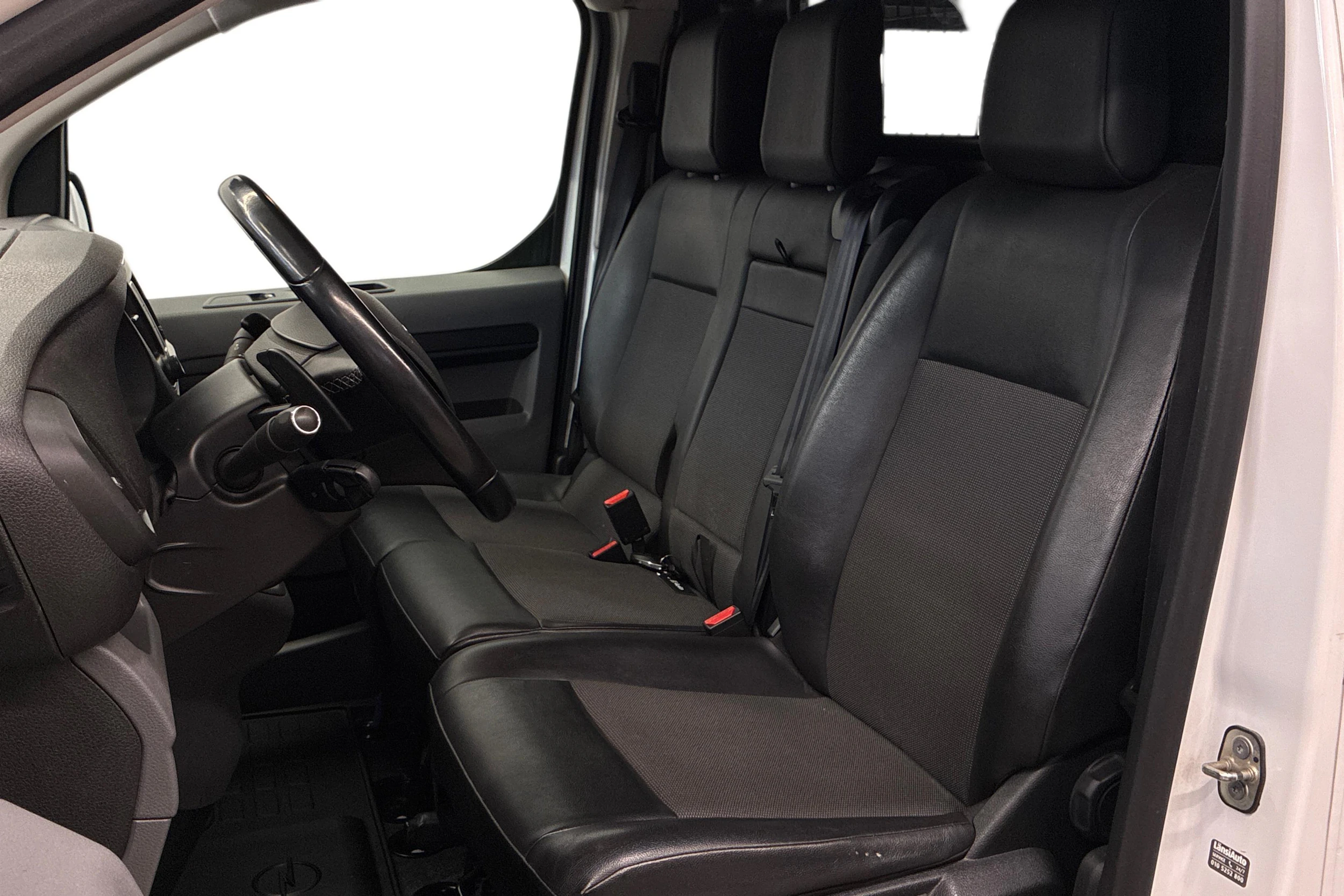 valkoinen Opel Vivaro 2020 kuva 9.