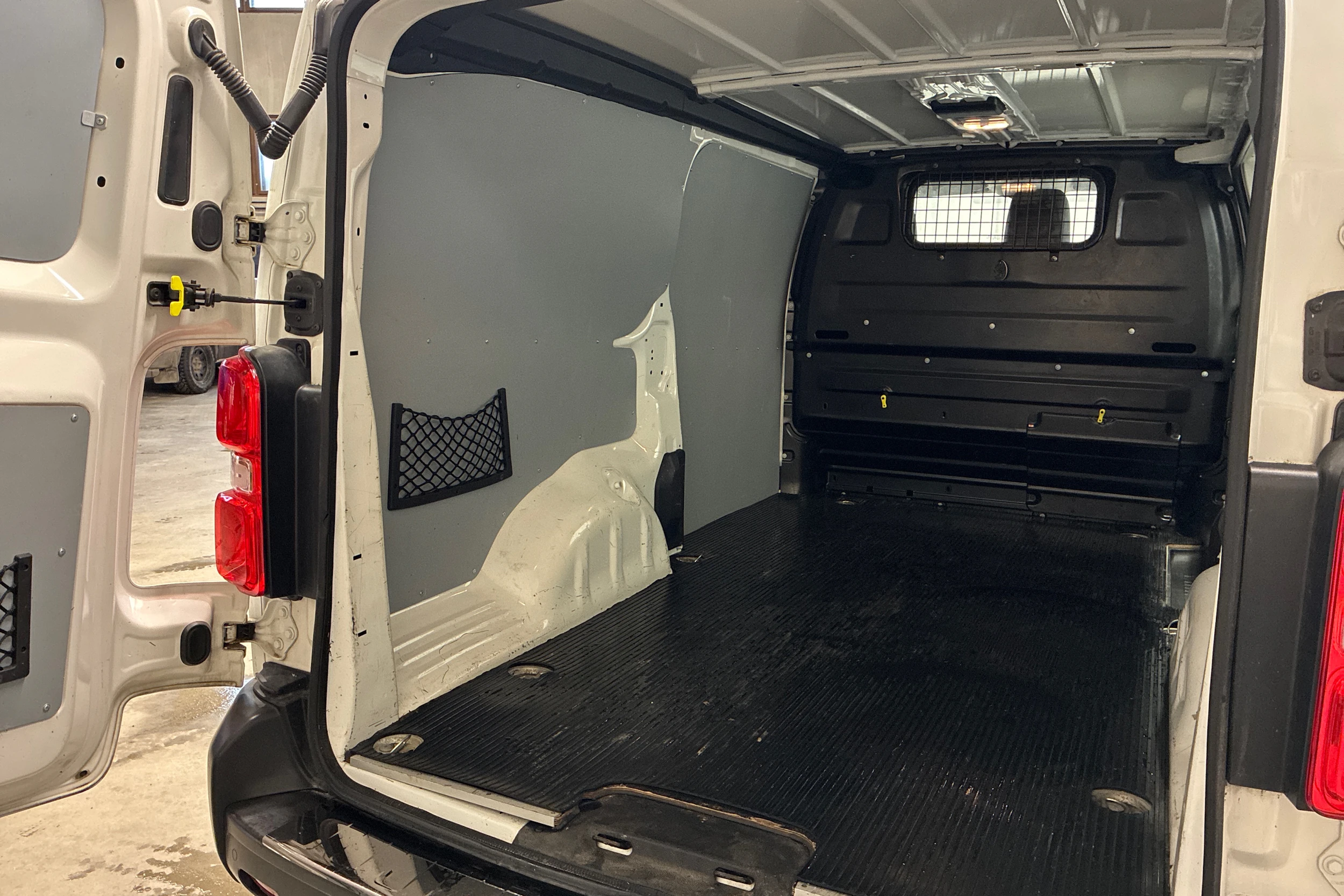 valkoinen Opel Vivaro 2020 kuva 23.