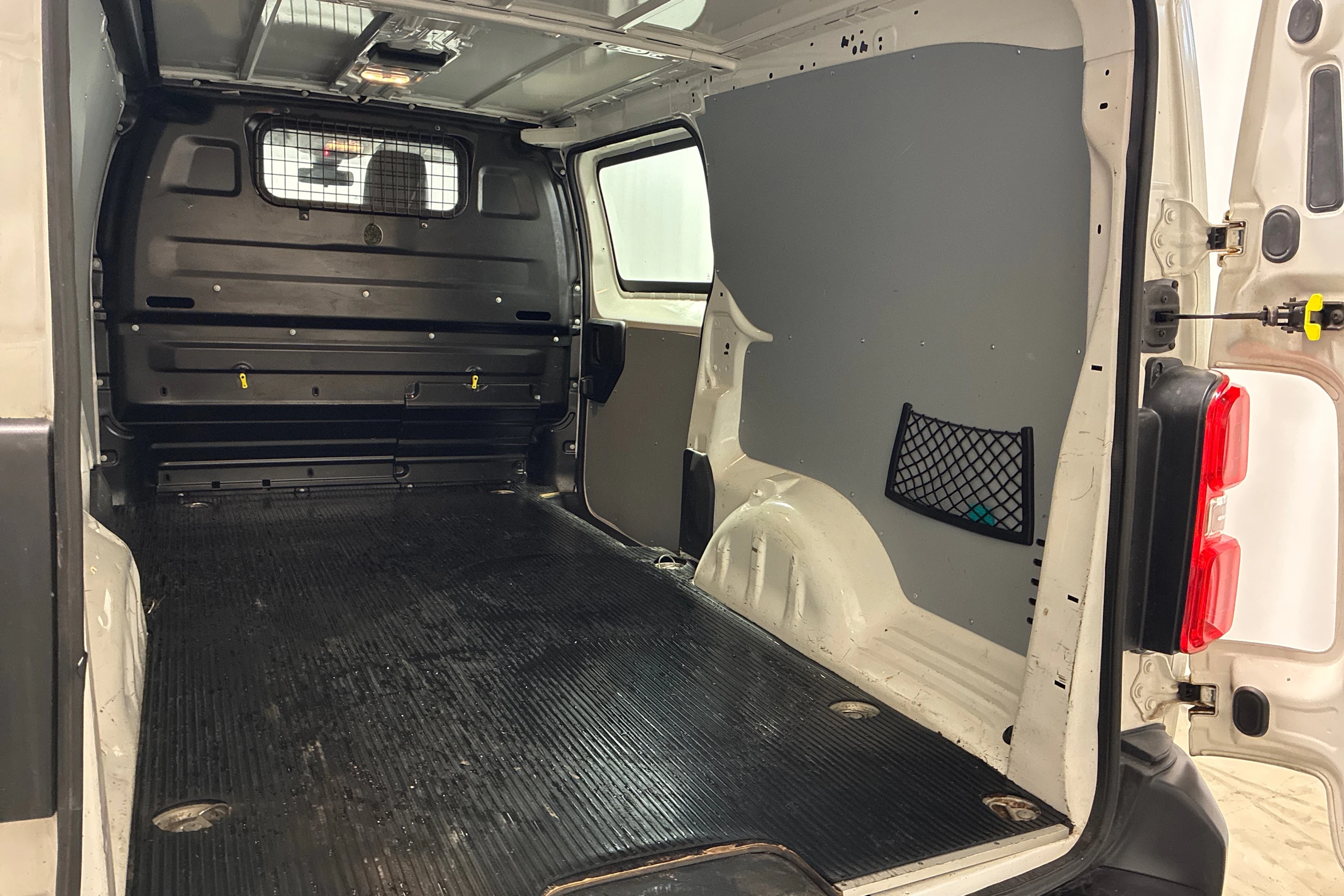 valkoinen Opel Vivaro 2020 kuva 24.