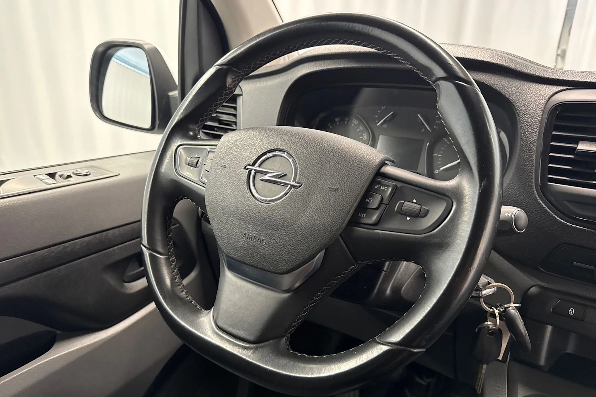 Valkoinen Opel VIVARO 2021 kuva 13.