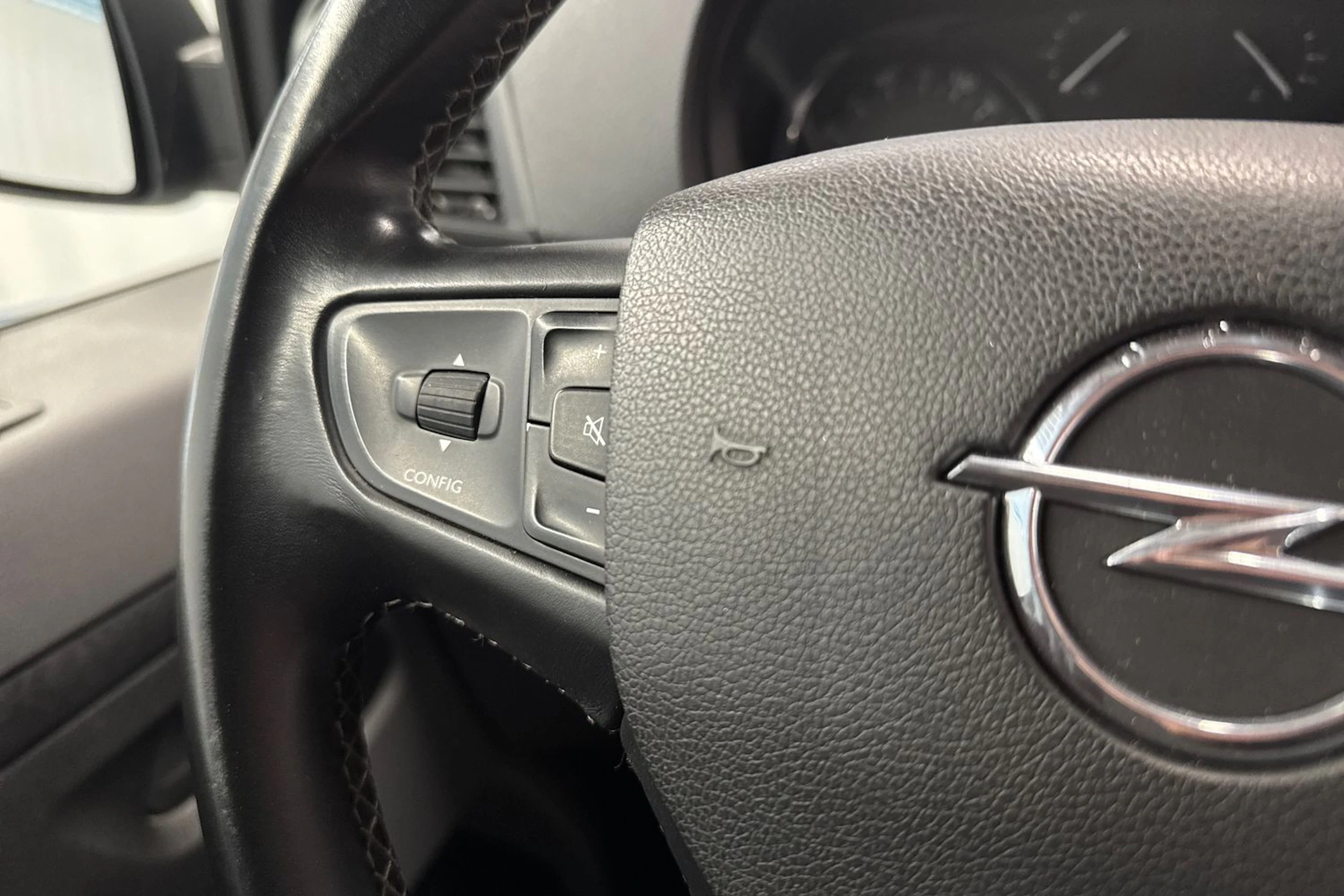 Valkoinen Opel VIVARO 2021 kuva 15.