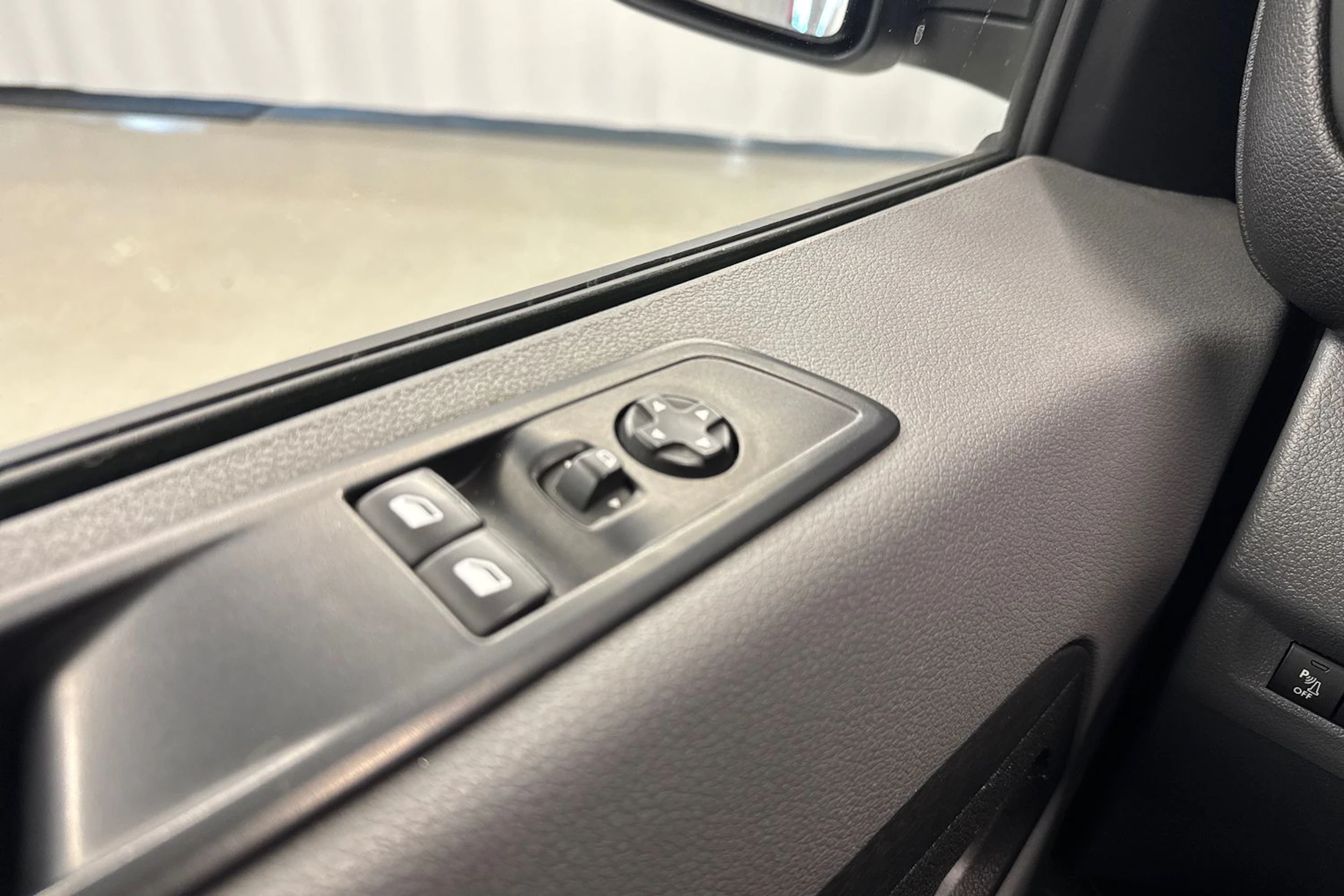 Valkoinen Opel VIVARO 2021 kuva 18.