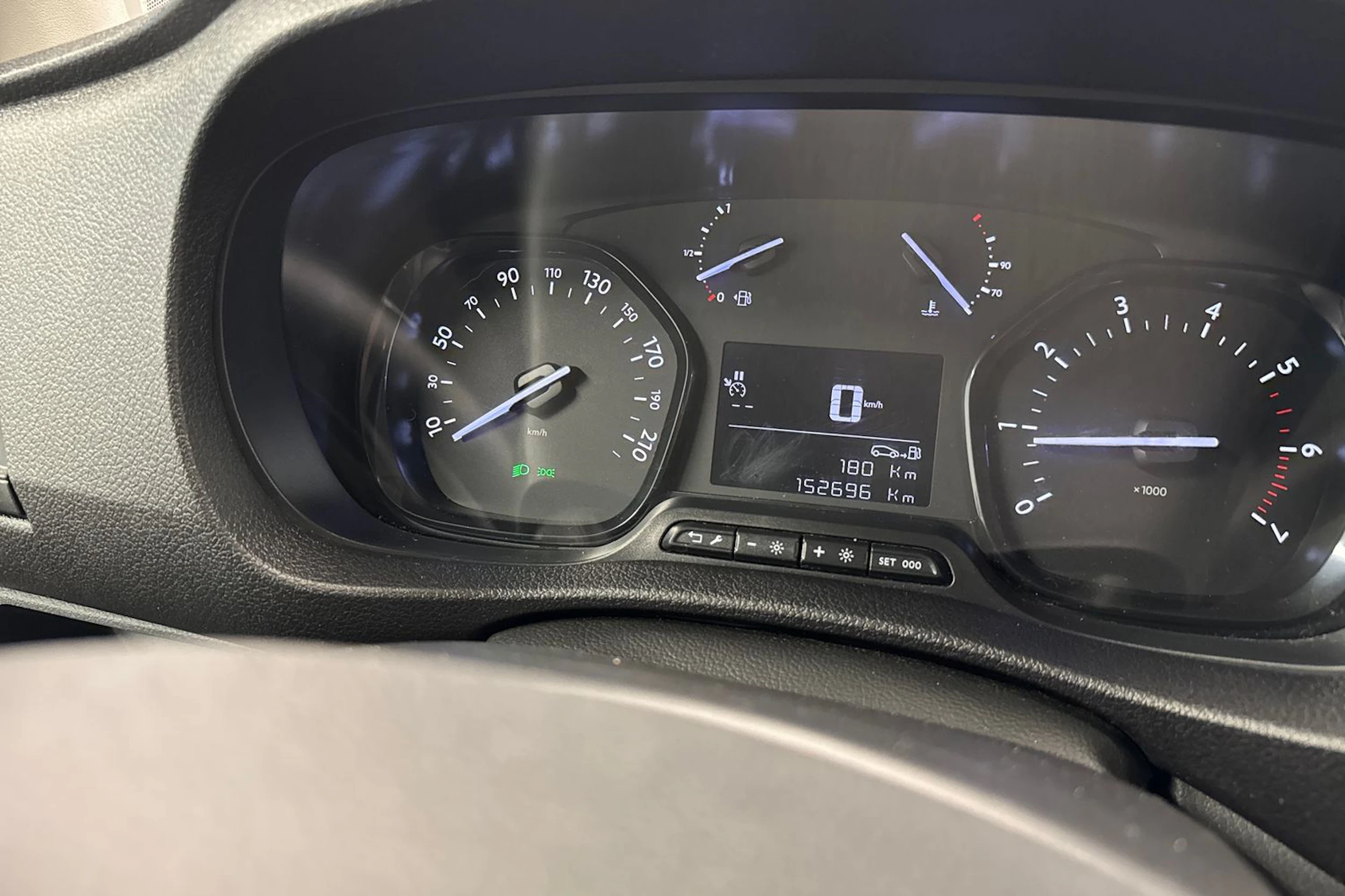 Valkoinen Opel VIVARO 2021 kuva 19.