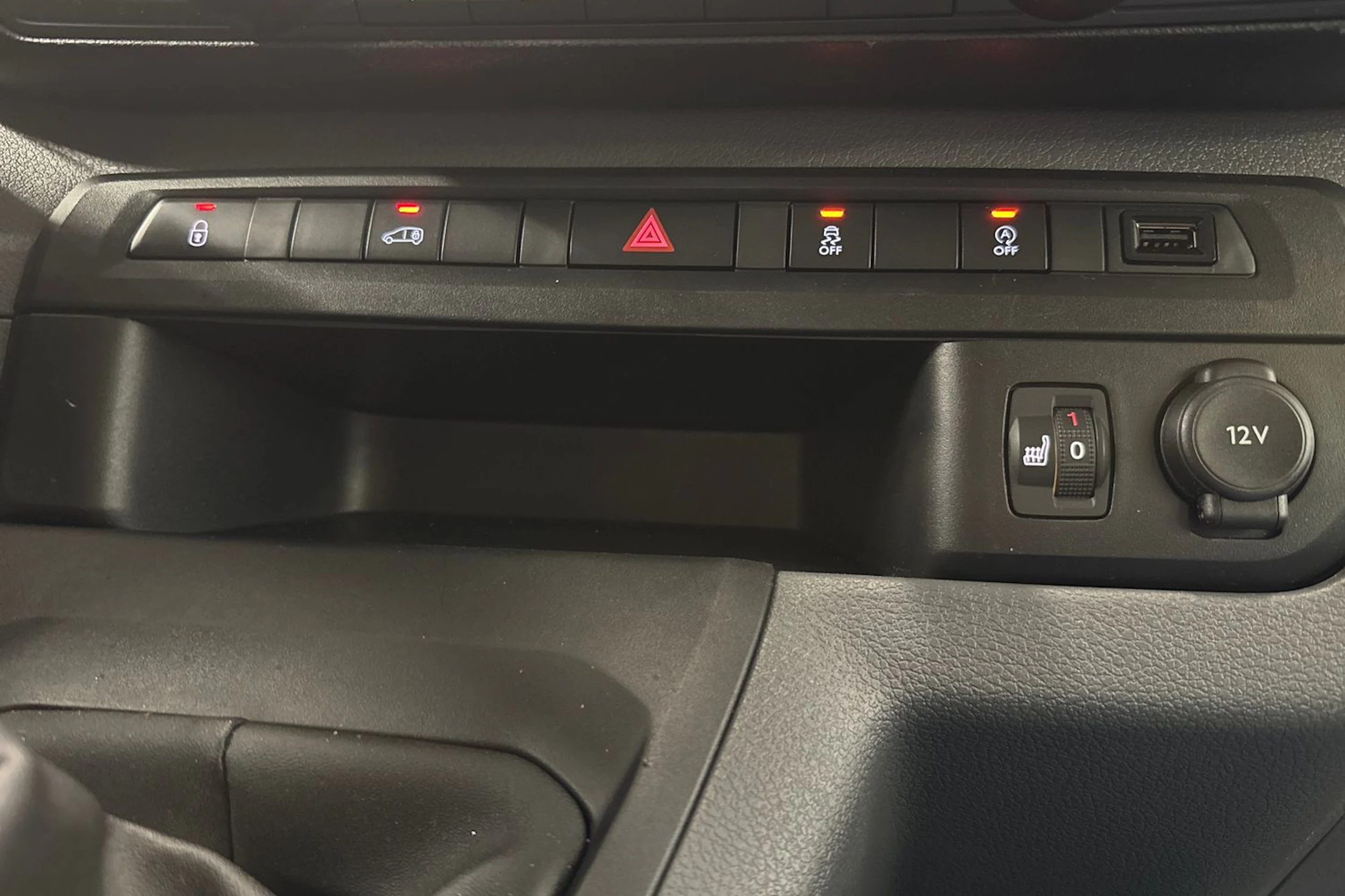 Valkoinen Opel VIVARO 2021 kuva 22.