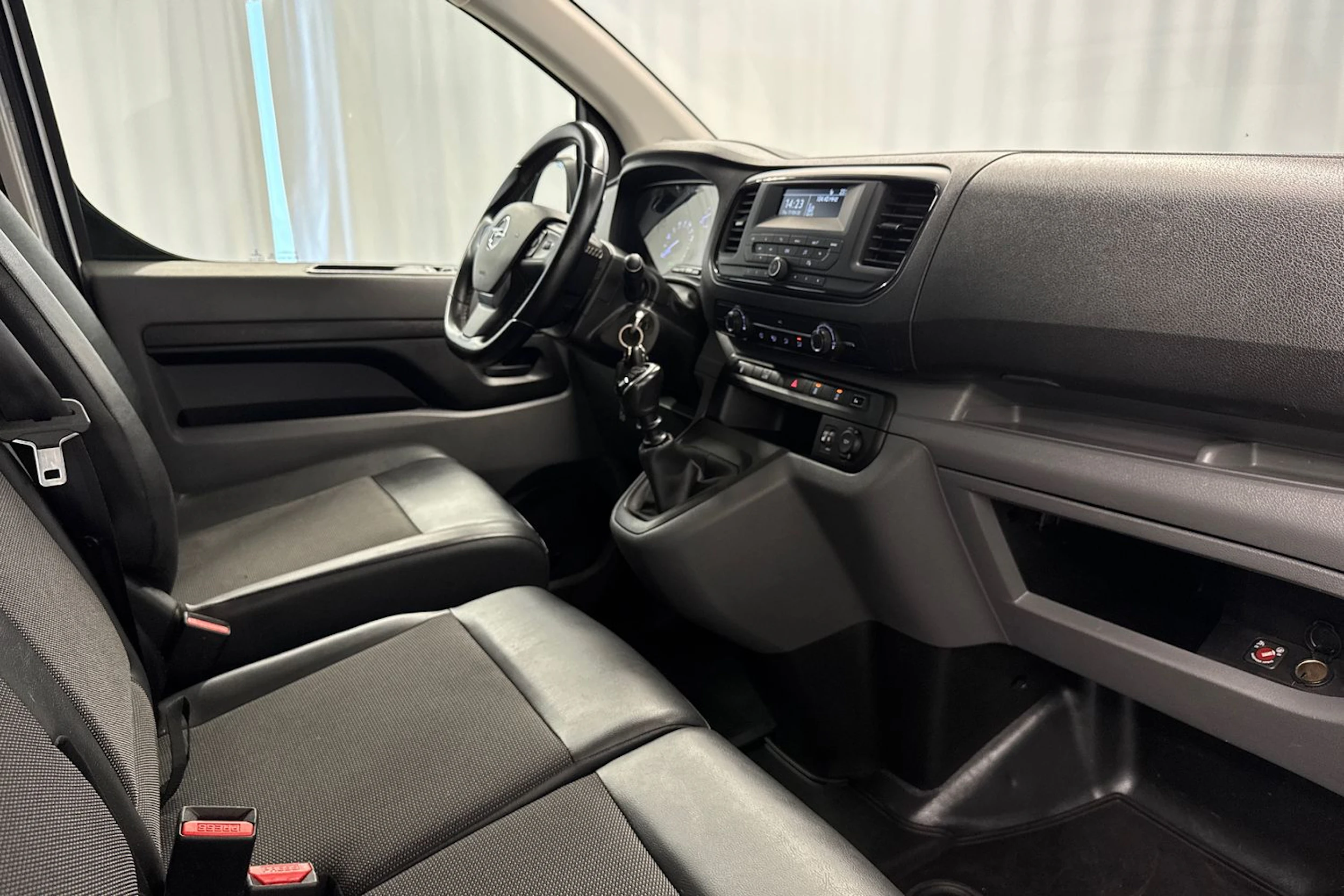 Valkoinen Opel VIVARO 2021 kuva 24.