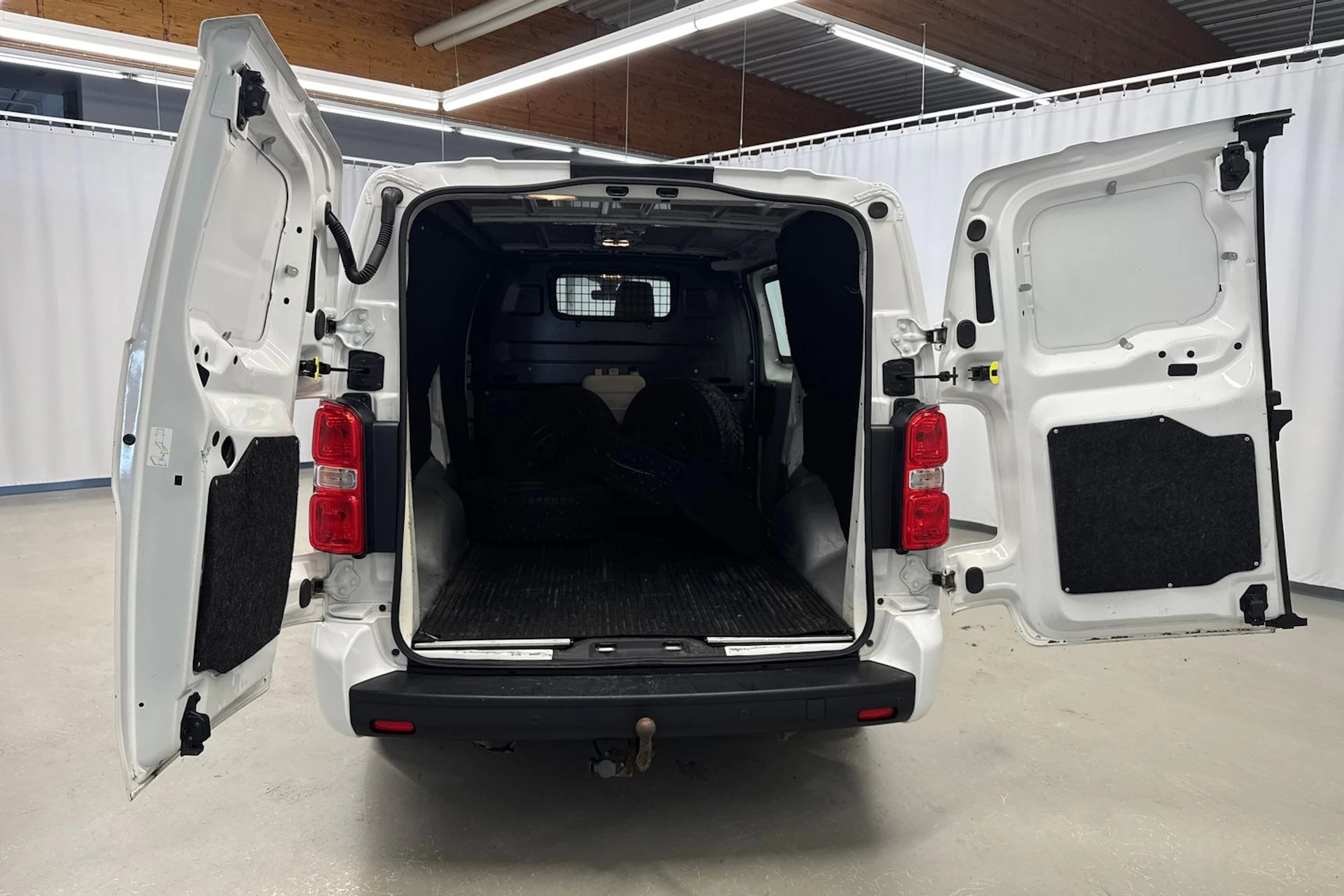 Valkoinen Opel VIVARO 2021 kuva 25.