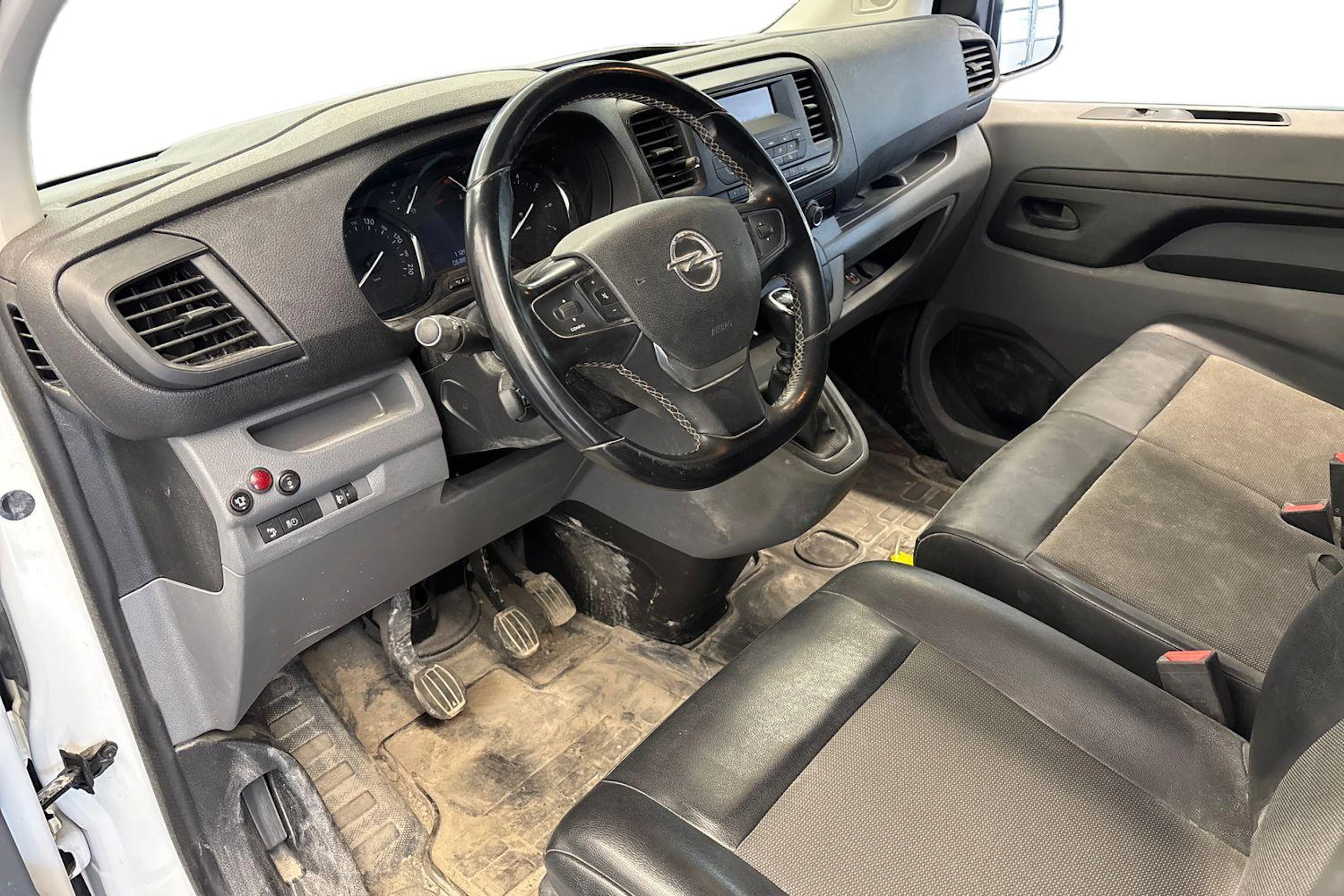 valkoinen Opel Vivaro 2021 kuva 3.