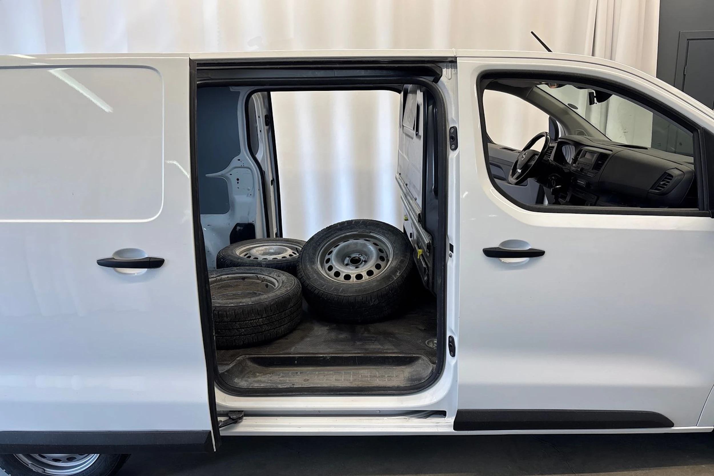 valkoinen Opel Vivaro 2021 kuva 4.