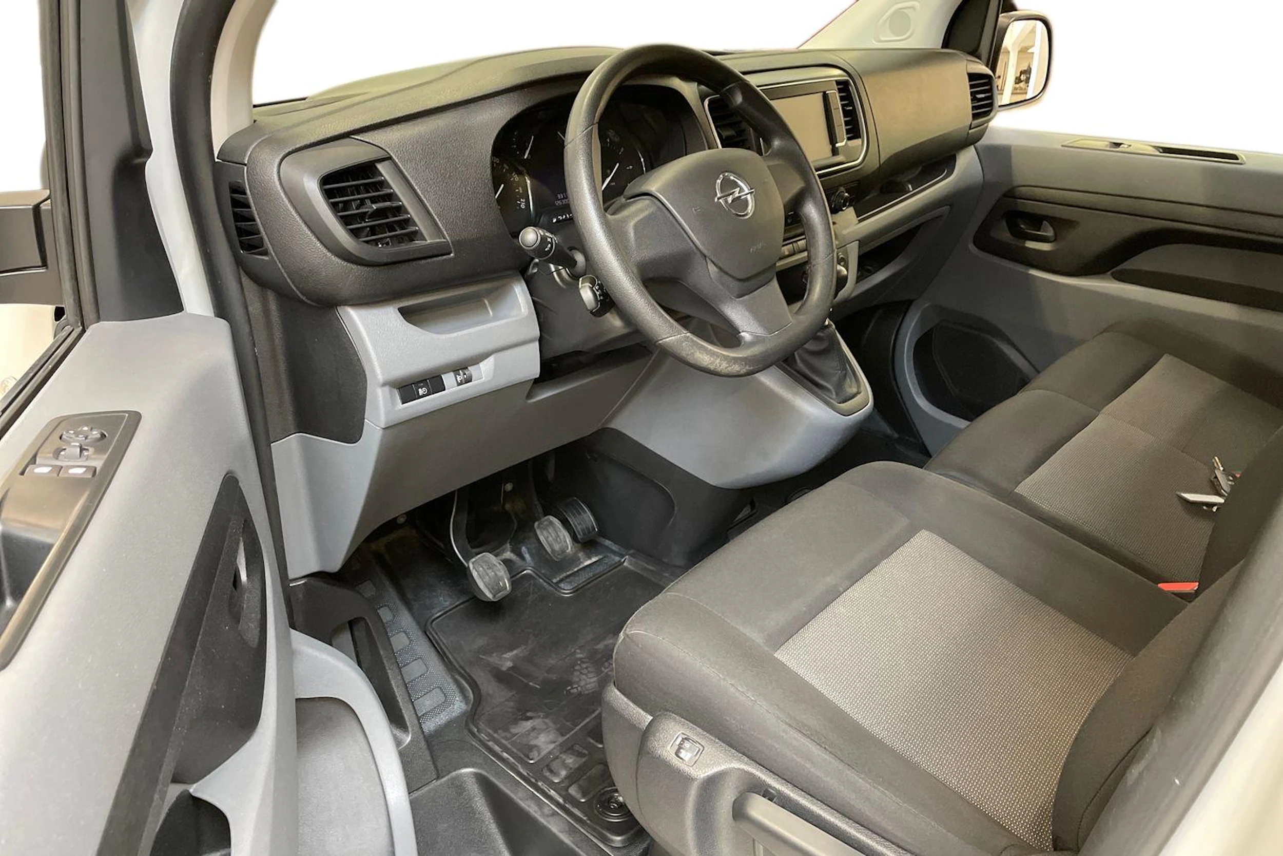 valkoinen Opel Vivaro 2022 kuva 6.