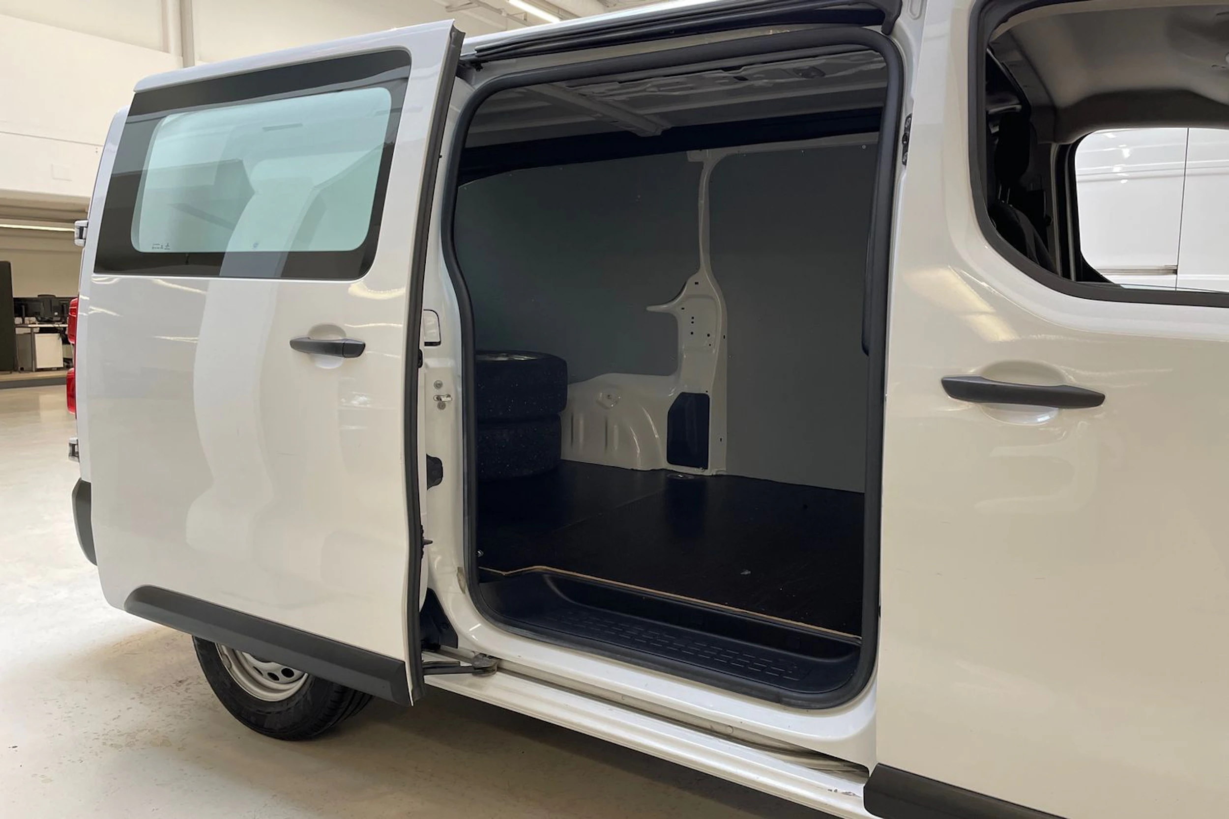 valkoinen Opel Vivaro 2022 kuva 13.