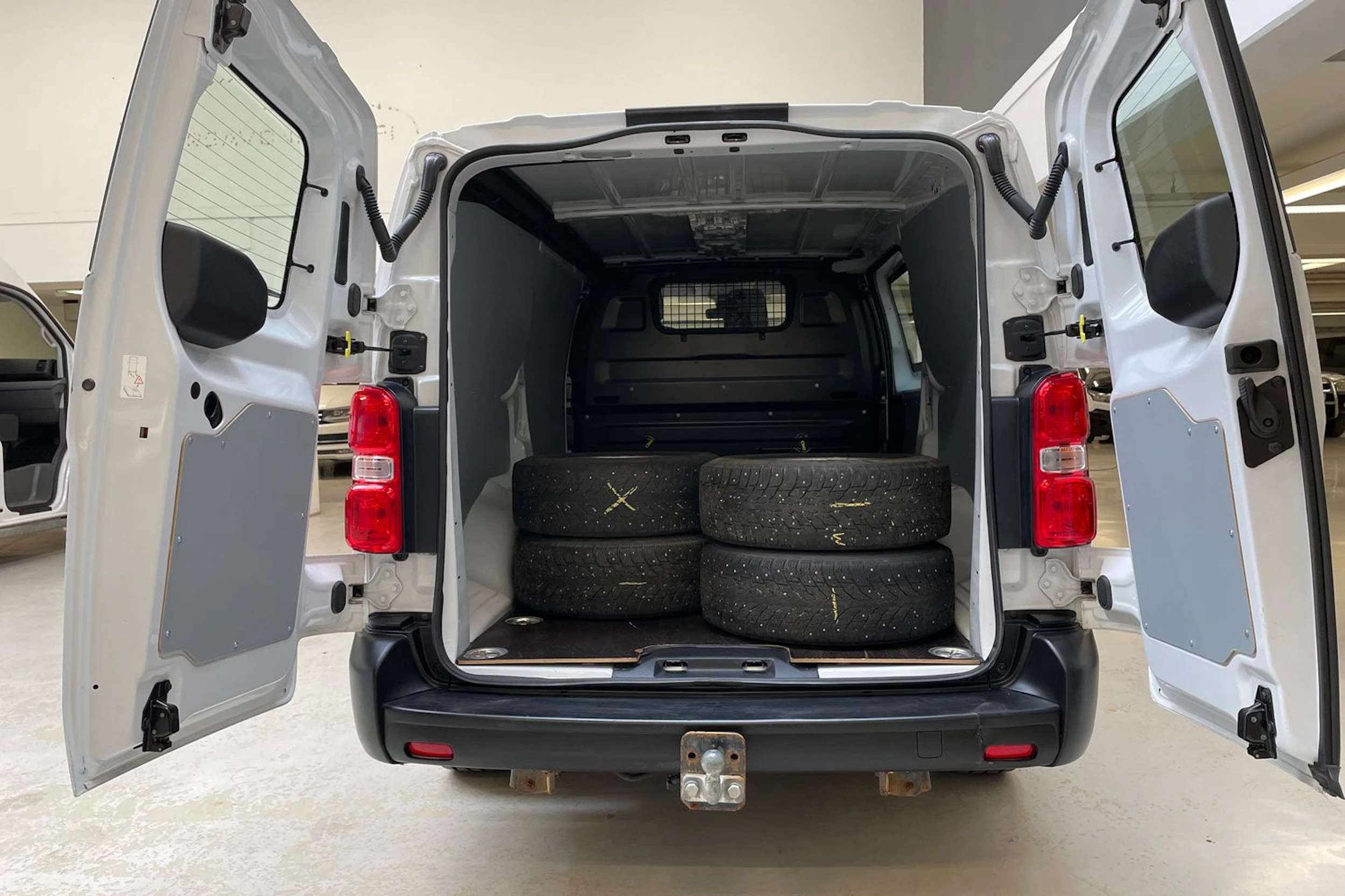 valkoinen Opel Vivaro 2022 kuva 16.