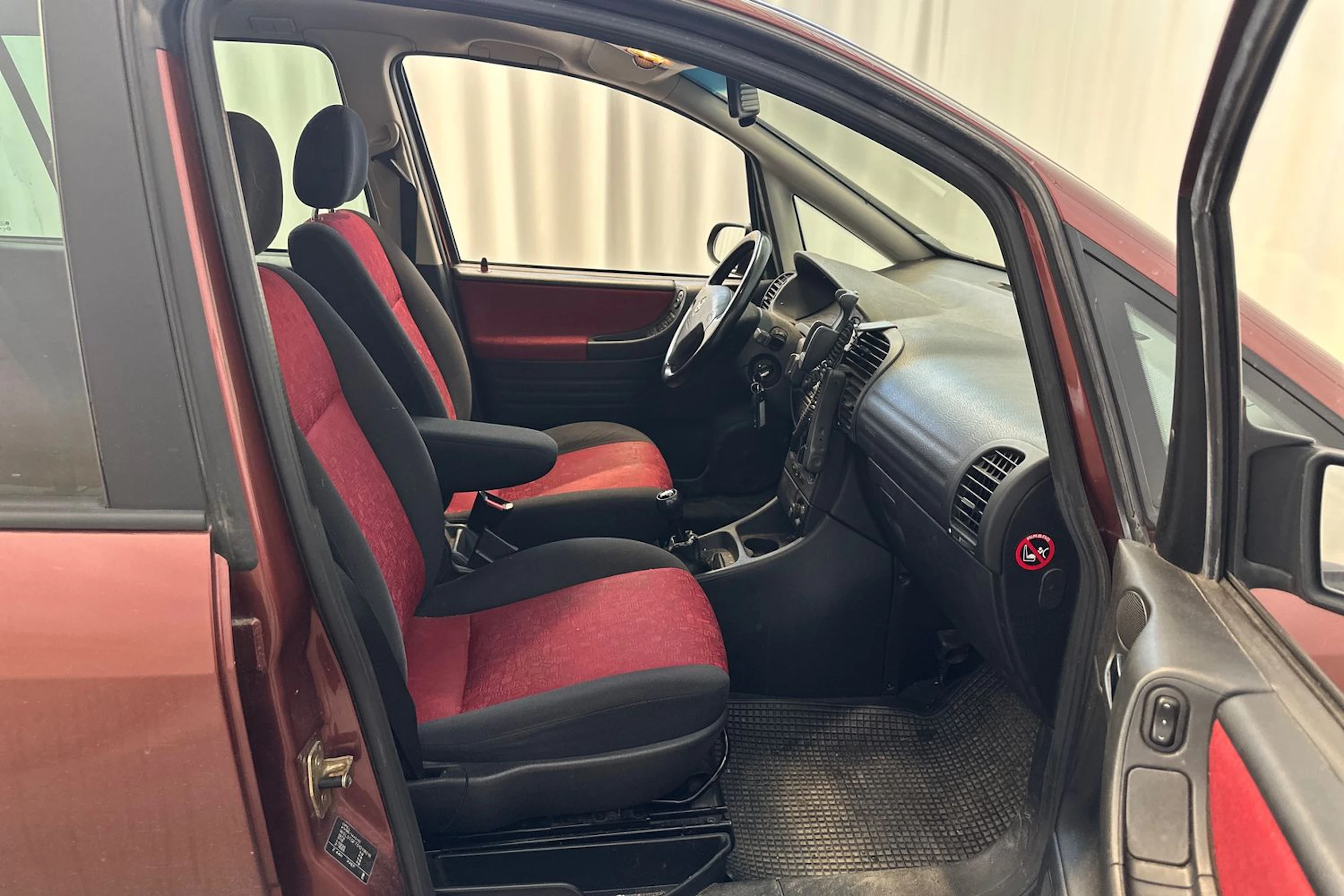 punainen Opel Zafira 2001 kuva 13.
