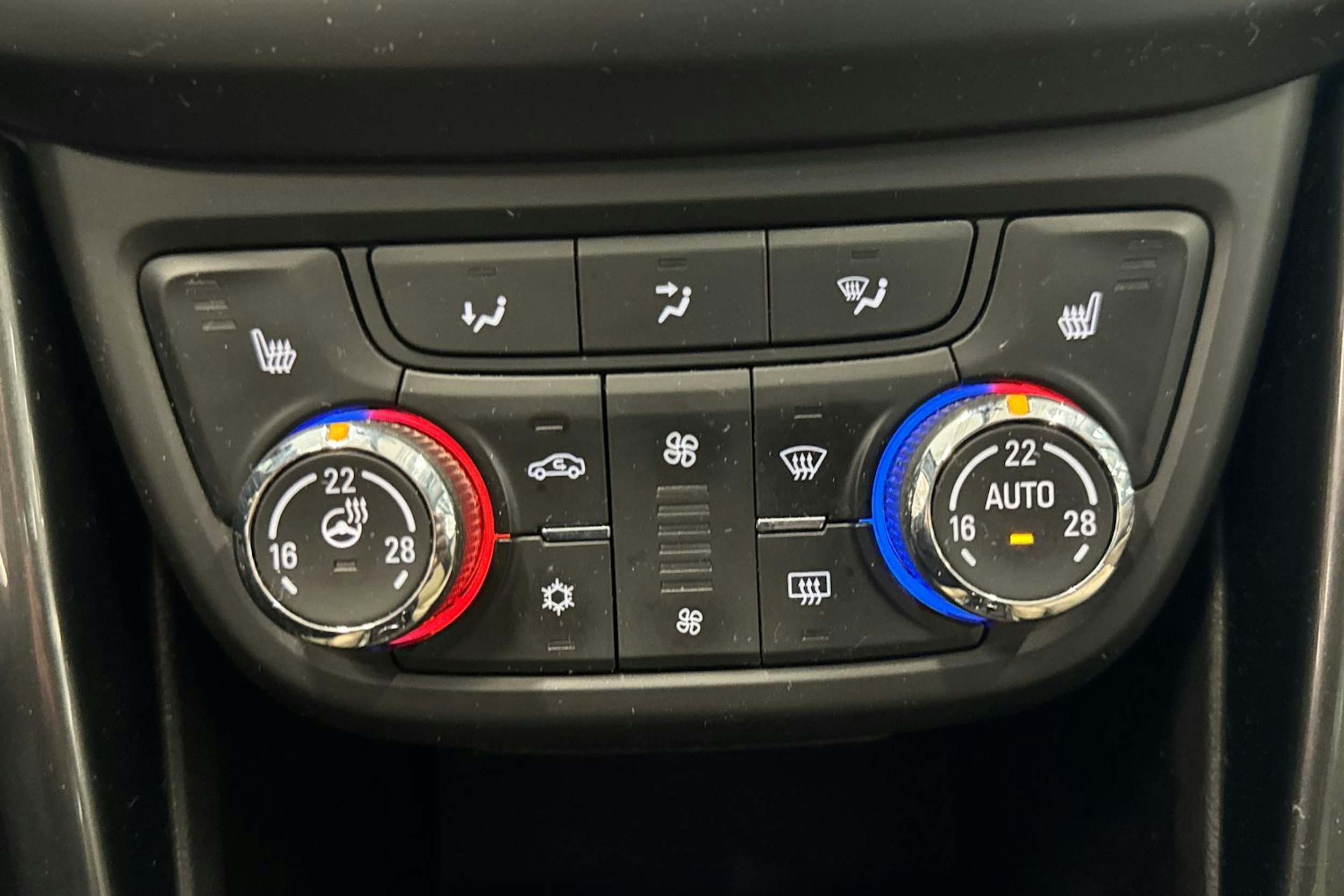 ruskea (beige) Opel Zafira 2017 kuva 16.