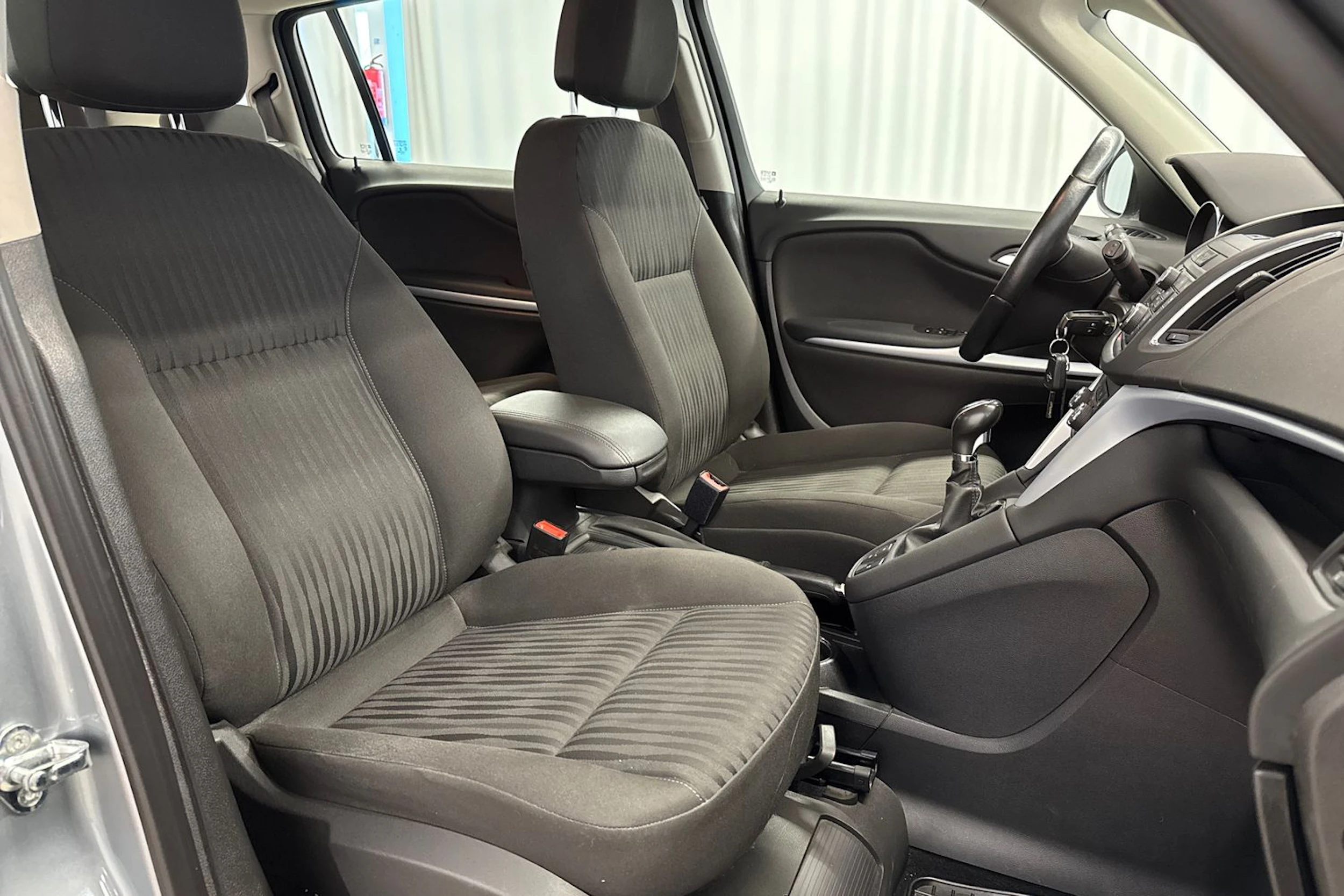 harmaa Opel Zafira Tourer 2013 kuva 11.