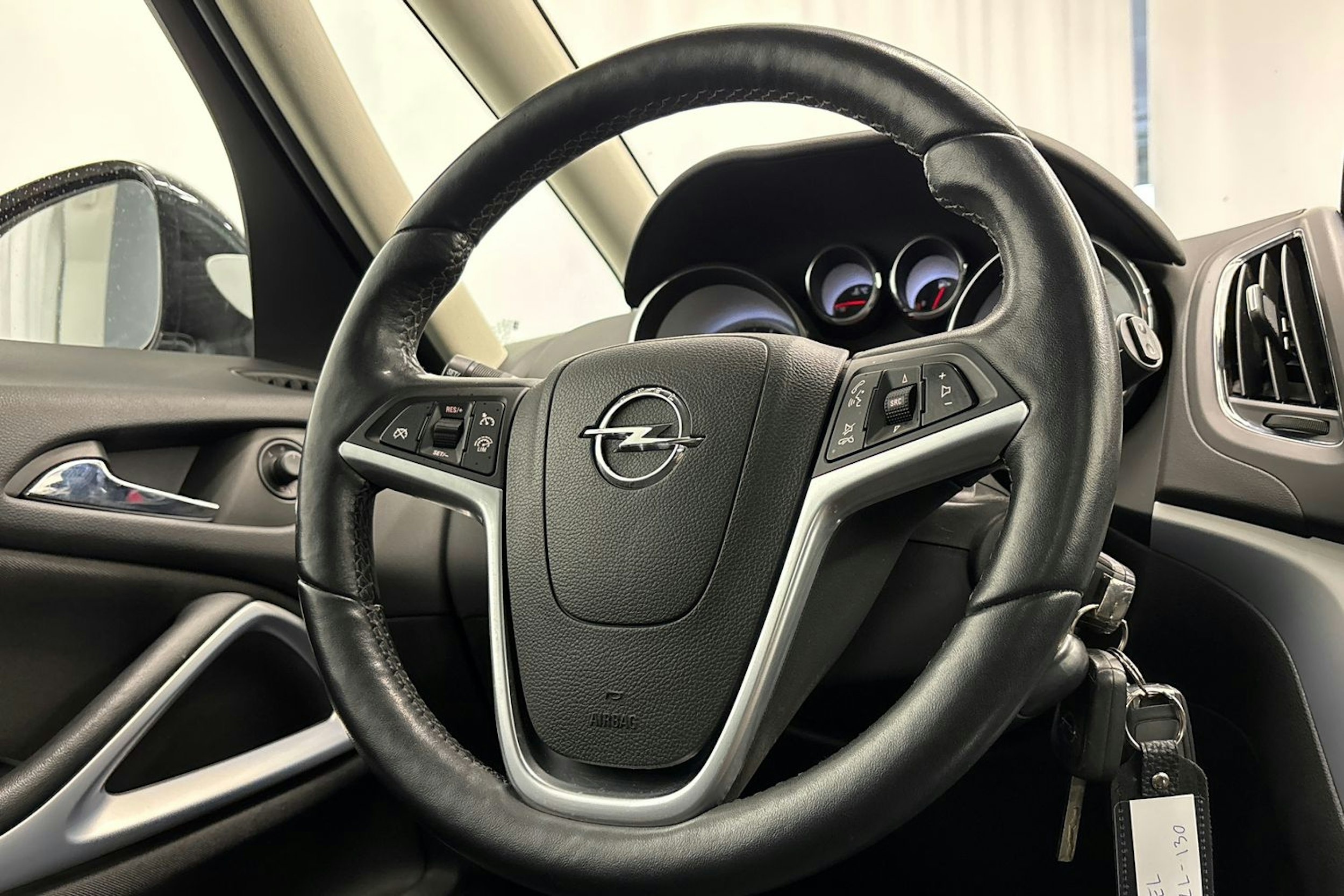 valkoinen Opel Zafira Tourer 2015 kuva 12.