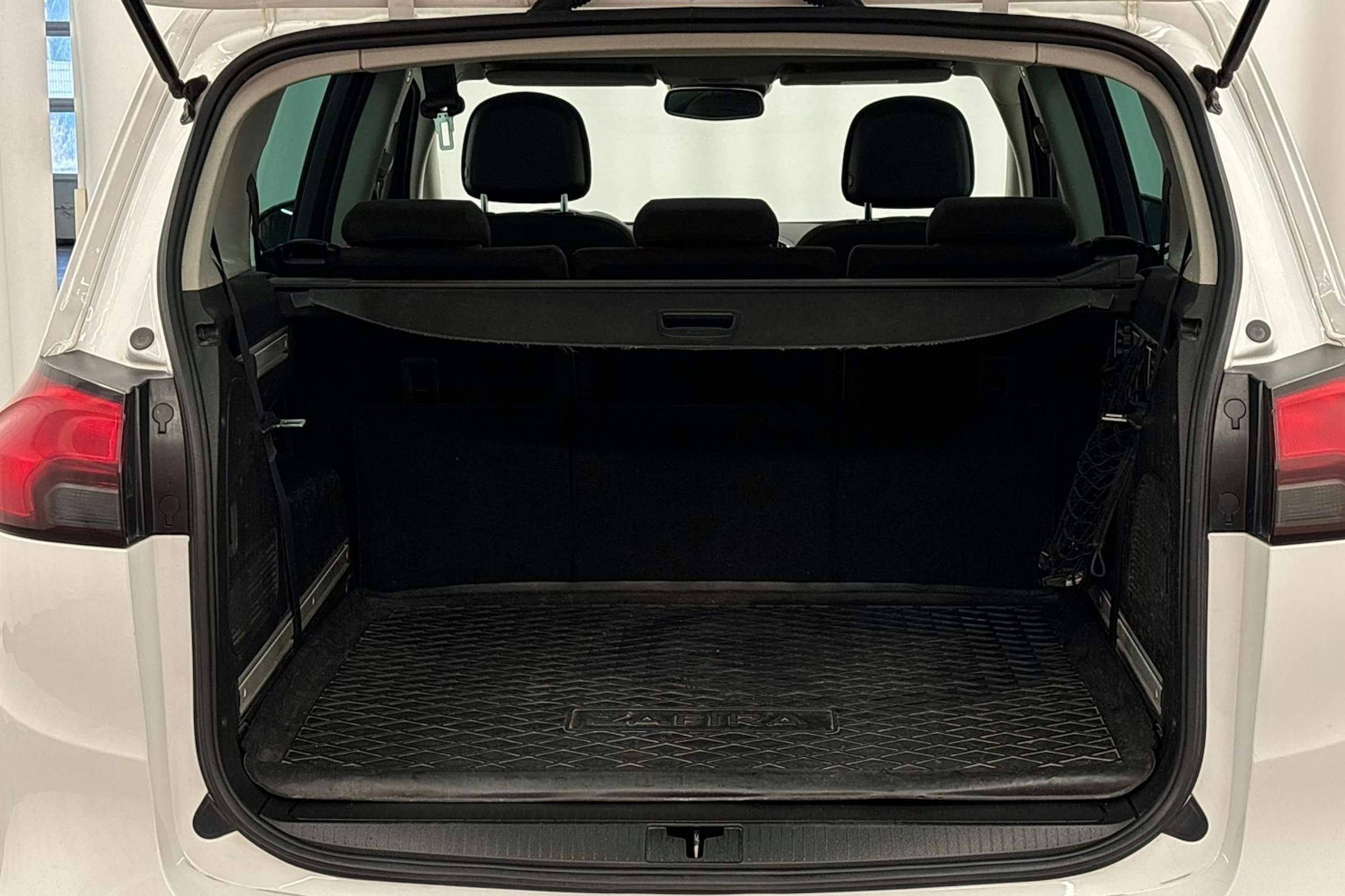 valkoinen Opel Zafira Tourer 2015 kuva 18.