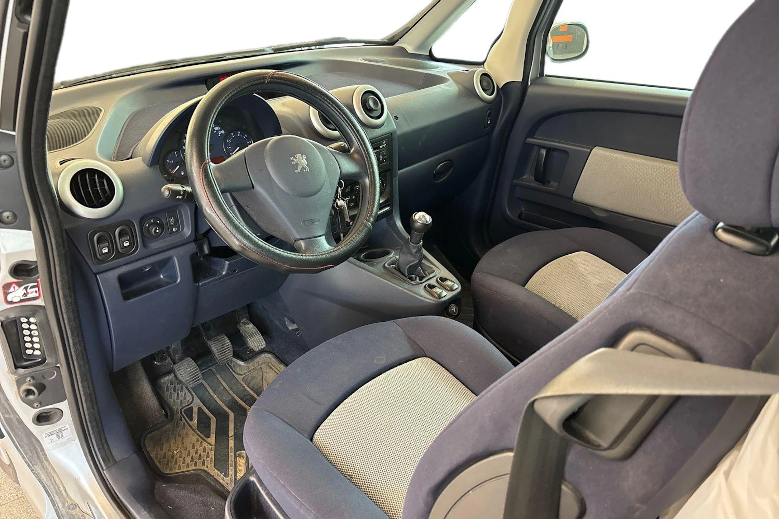 Harmaa Peugeot 1007 2006 kuva 6.