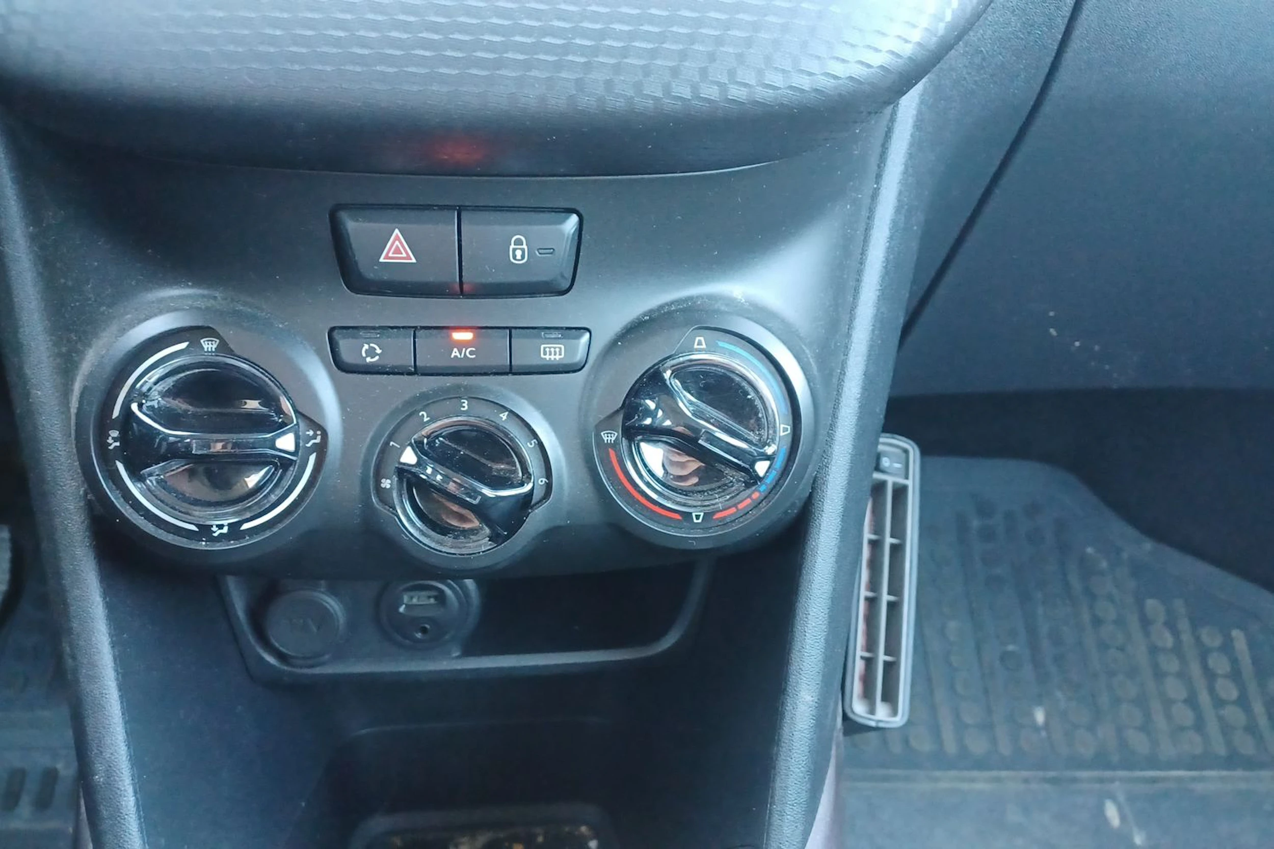 harmaa Peugeot 2008 2013 kuva 5.