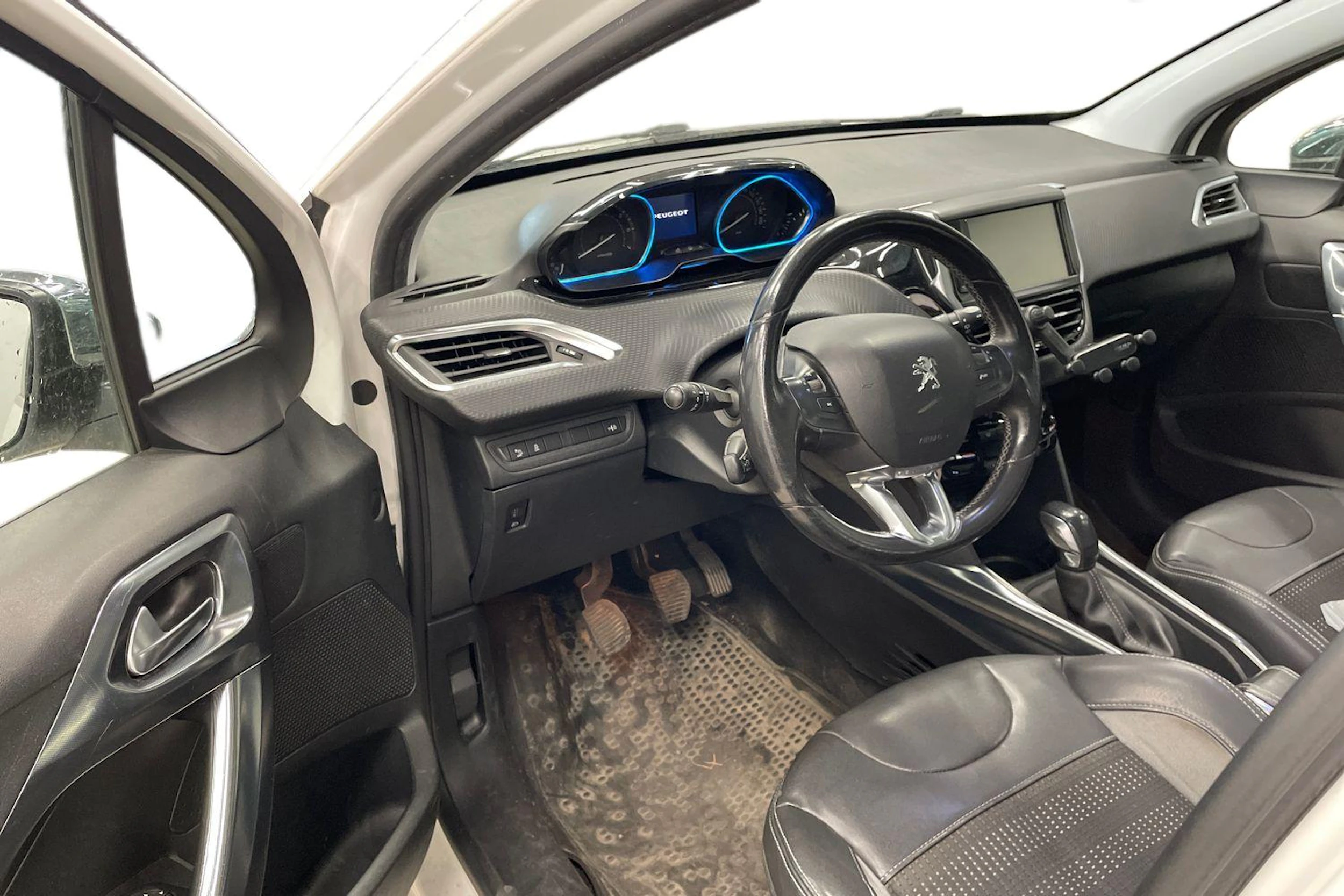 valkoinen Peugeot 2008 2013 kuva 6.