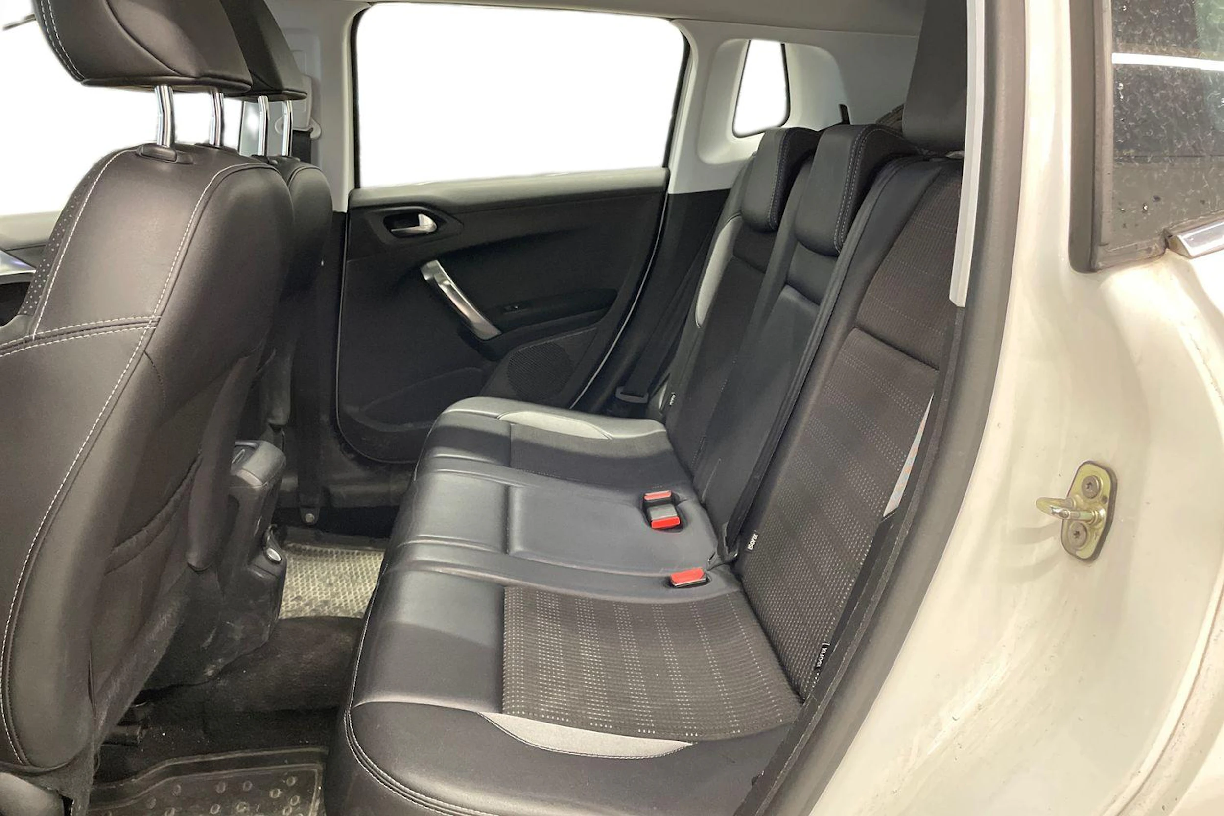 valkoinen Peugeot 2008 2013 kuva 8.