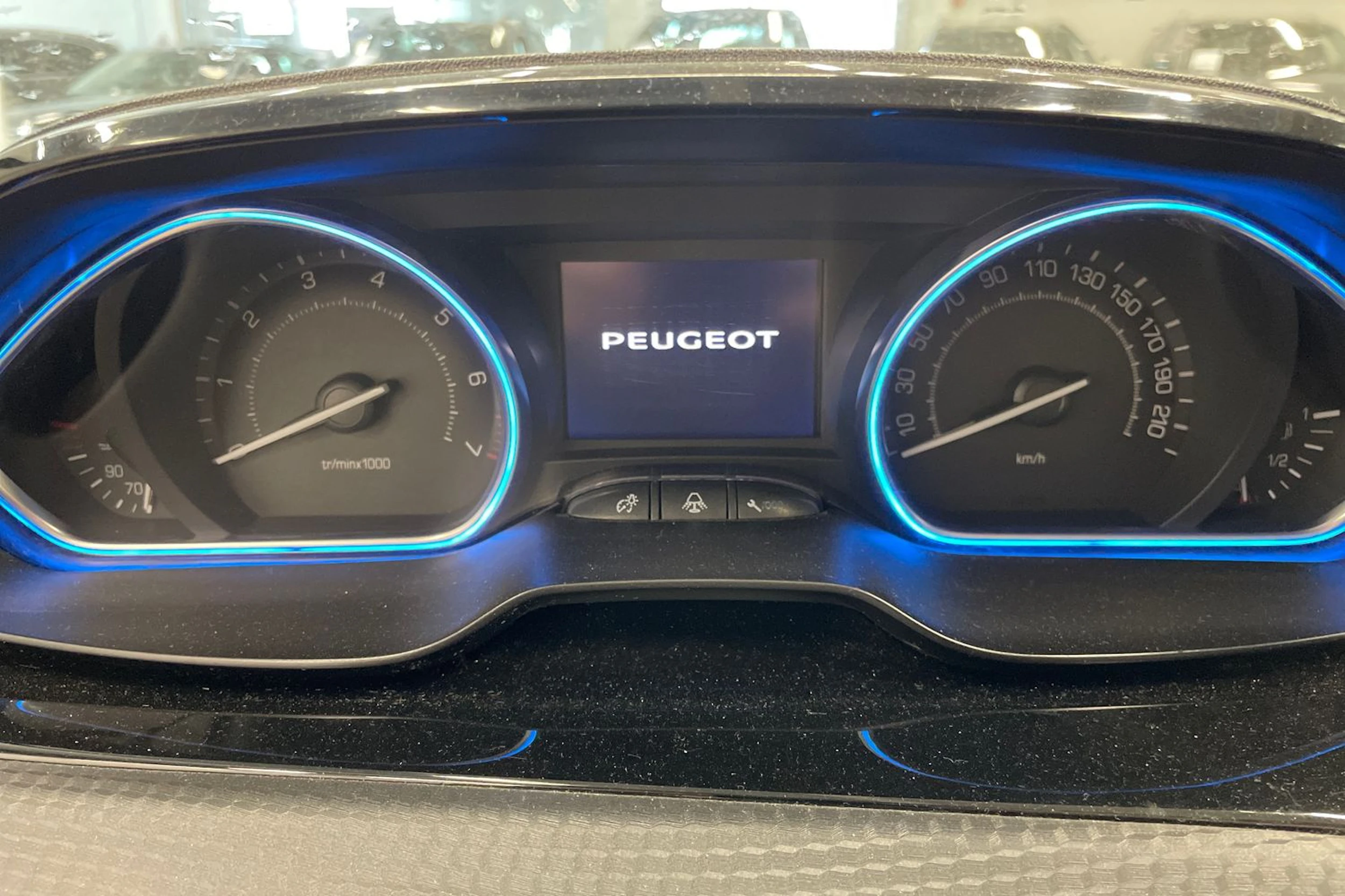 valkoinen Peugeot 2008 2013 kuva 16.