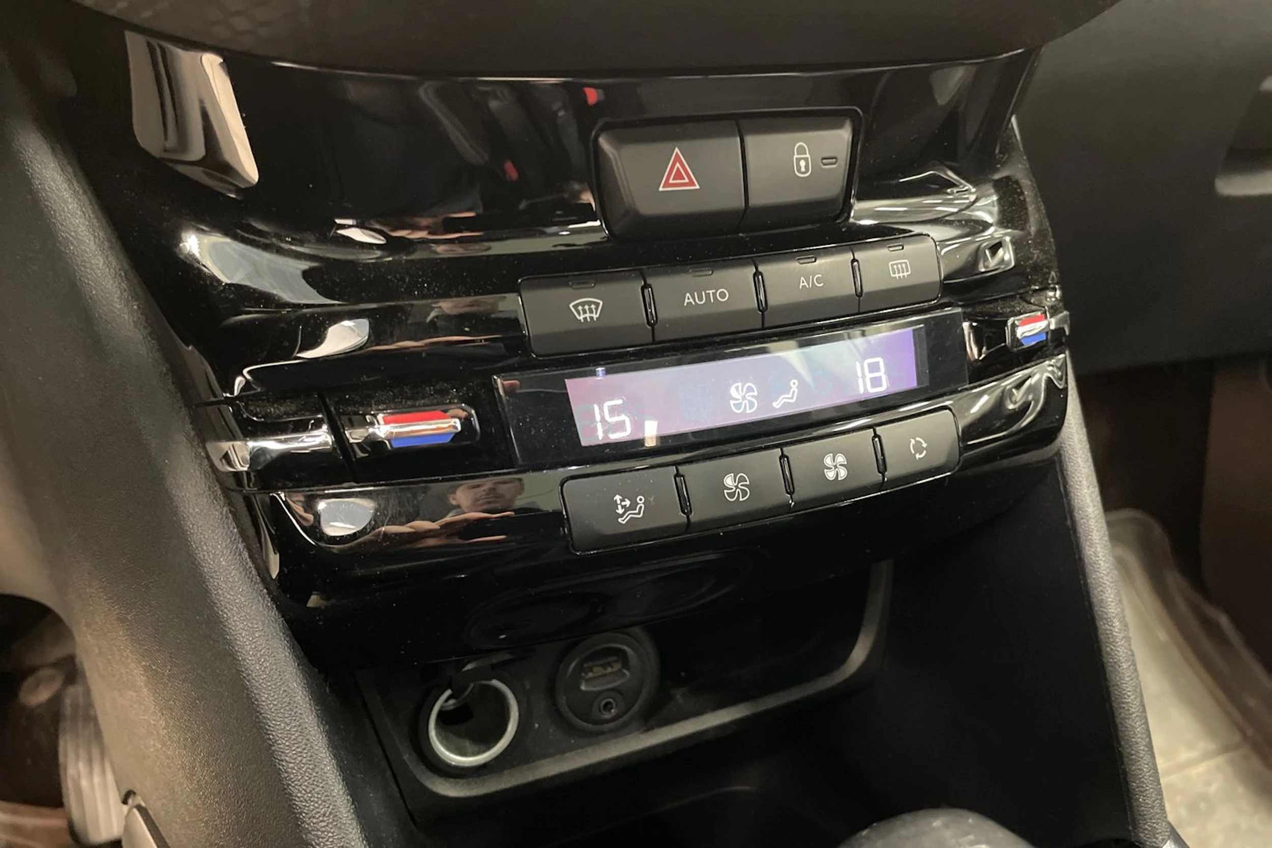 valkoinen Peugeot 2008 2013 kuva 19.