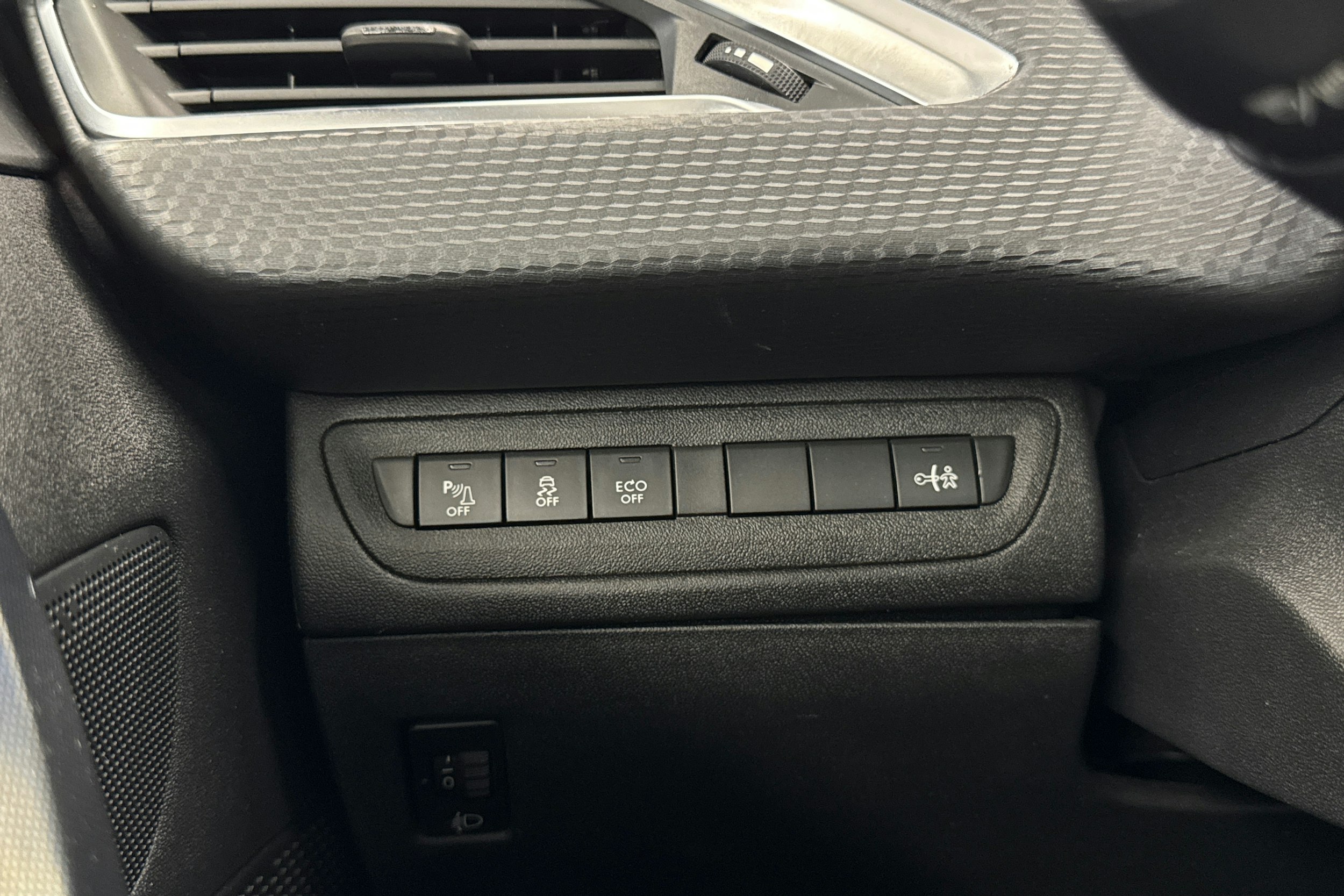 met. punainen Peugeot 2008 2014 kuva 18.