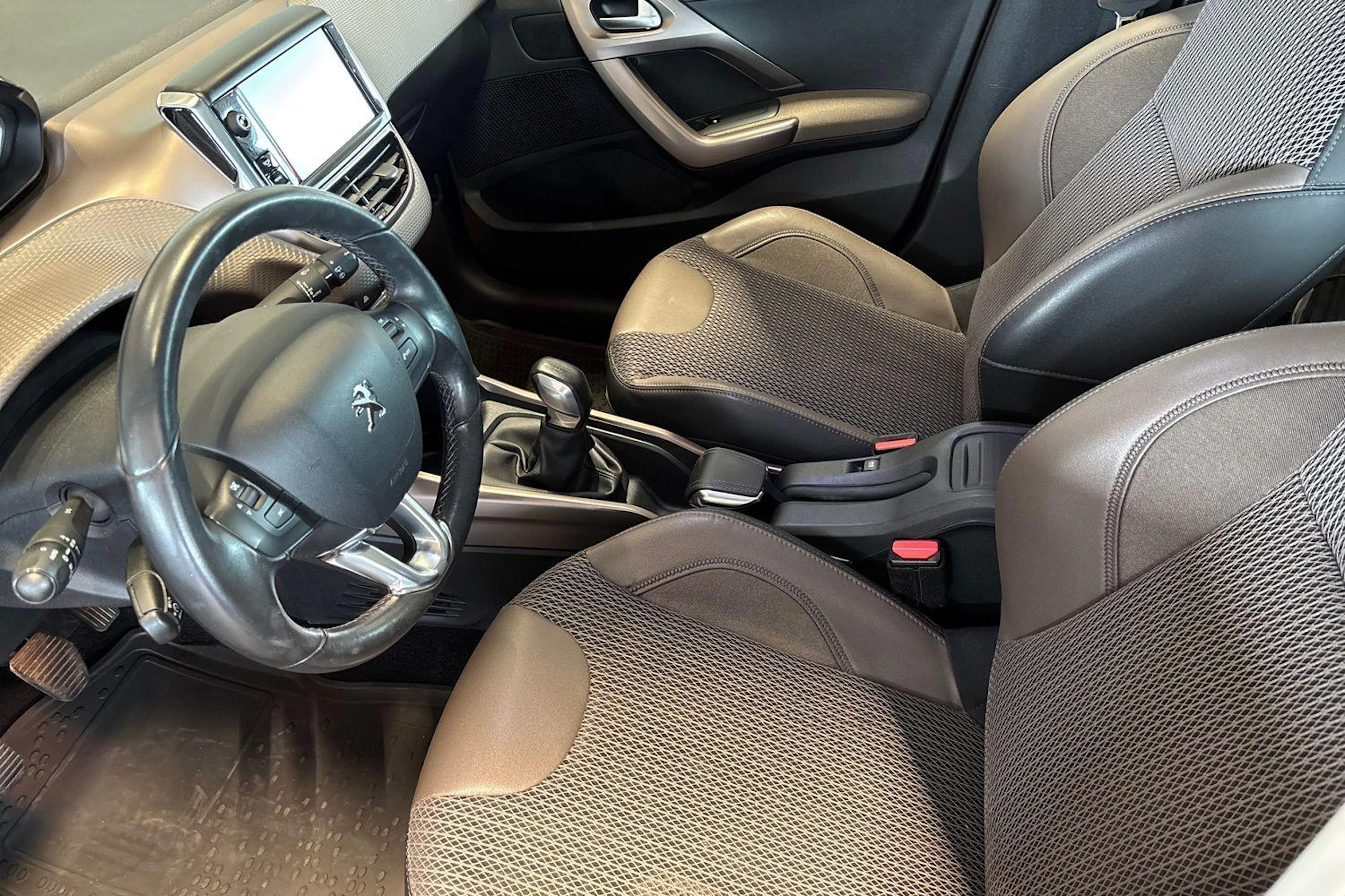 ruskea (beige) Peugeot 2008 2014 kuva 8.