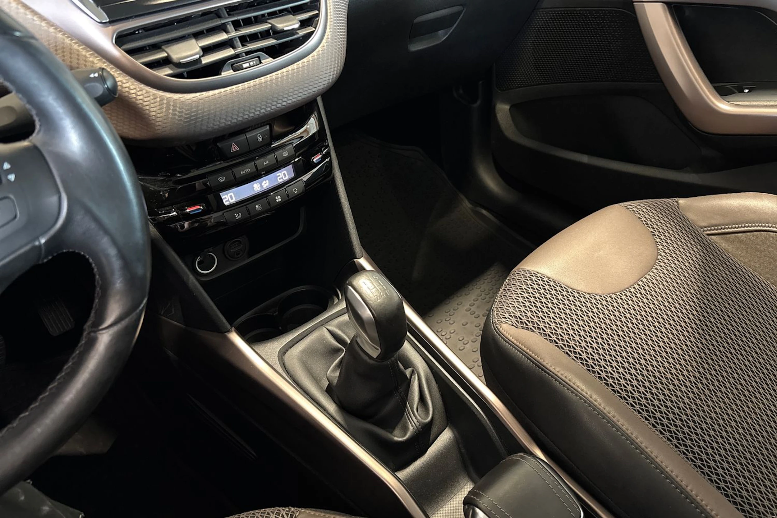 ruskea (beige) Peugeot 2008 2014 kuva 17.