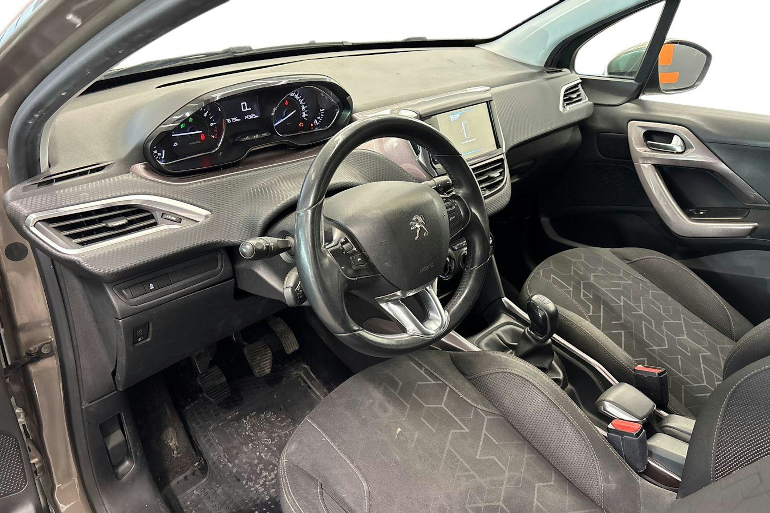 Harmaa Peugeot 2008 2014 kuva 6.
