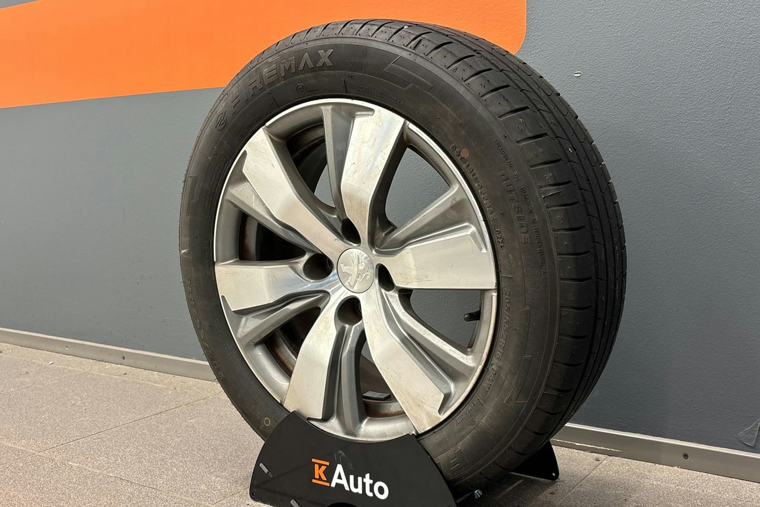 Harmaa Peugeot 2008 2014 kuva 10.