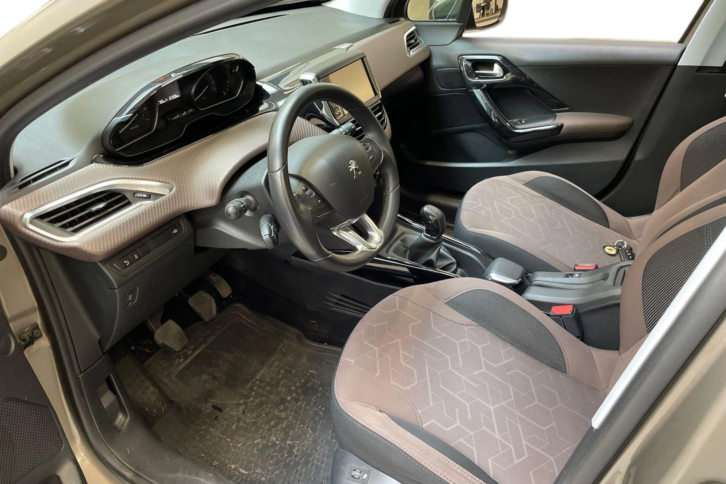 harmaa Peugeot 2008 2015 kuva 3.