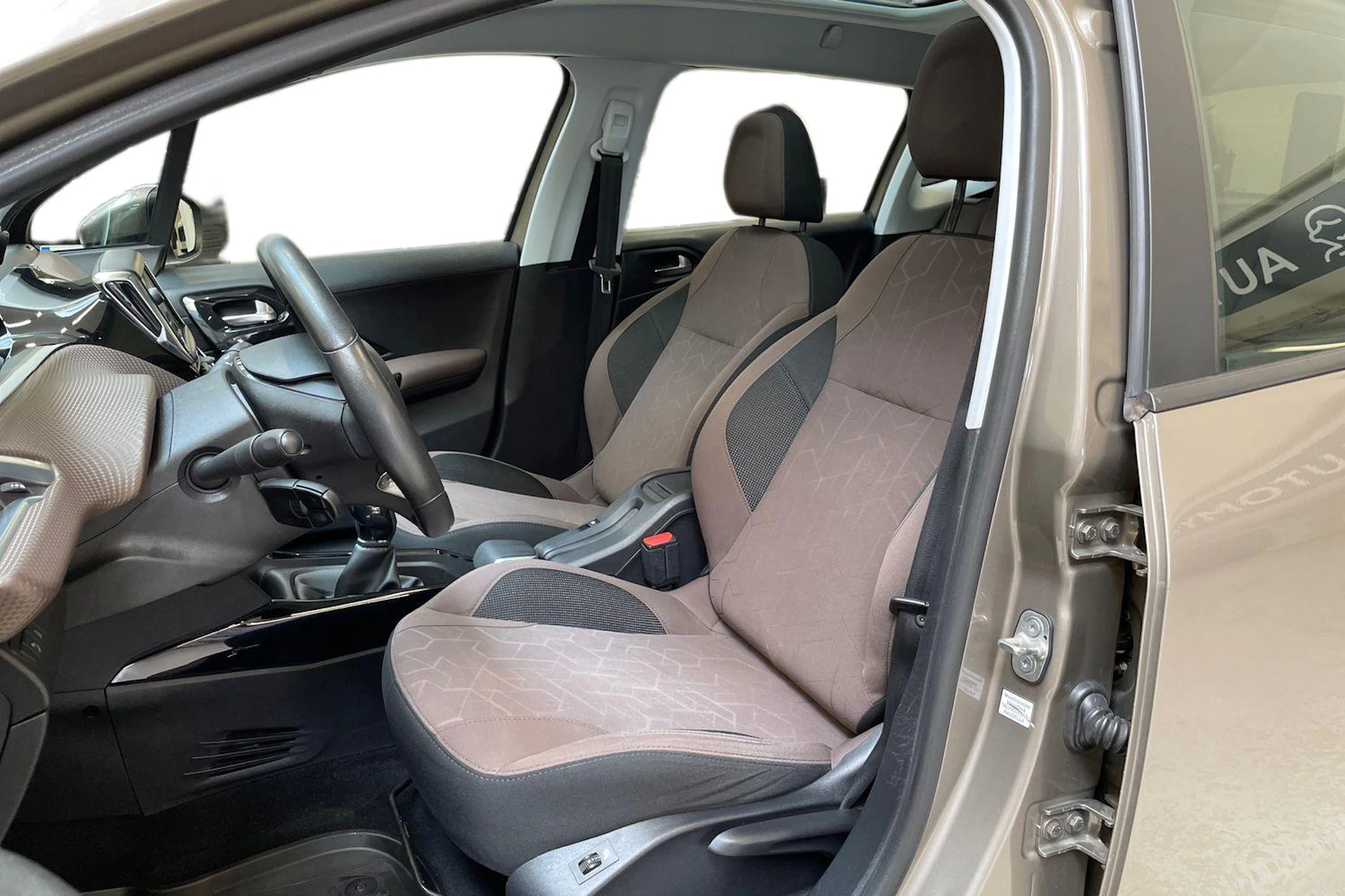 harmaa Peugeot 2008 2015 kuva 6.