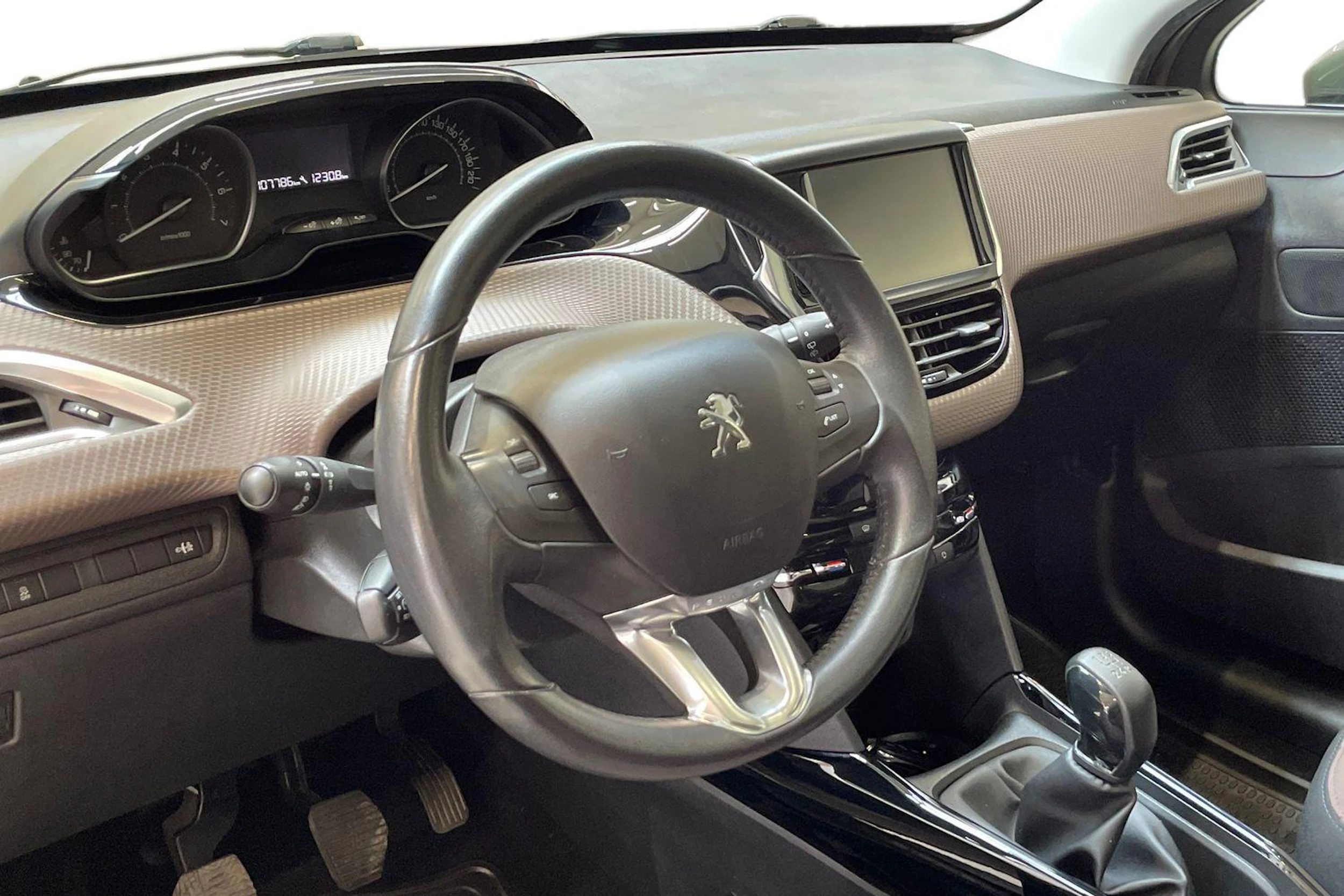 harmaa Peugeot 2008 2015 kuva 7.