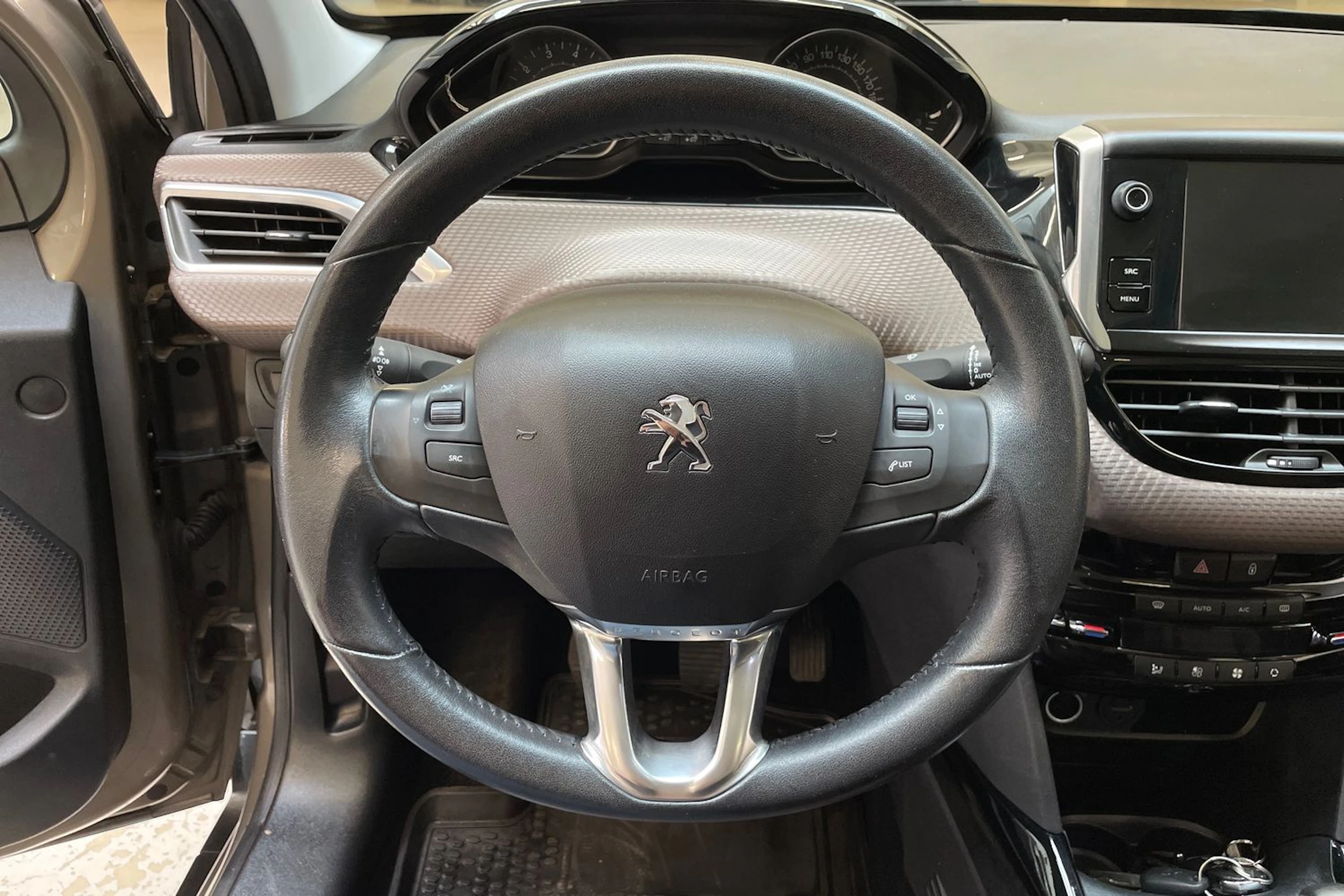 harmaa Peugeot 2008 2015 kuva 13.