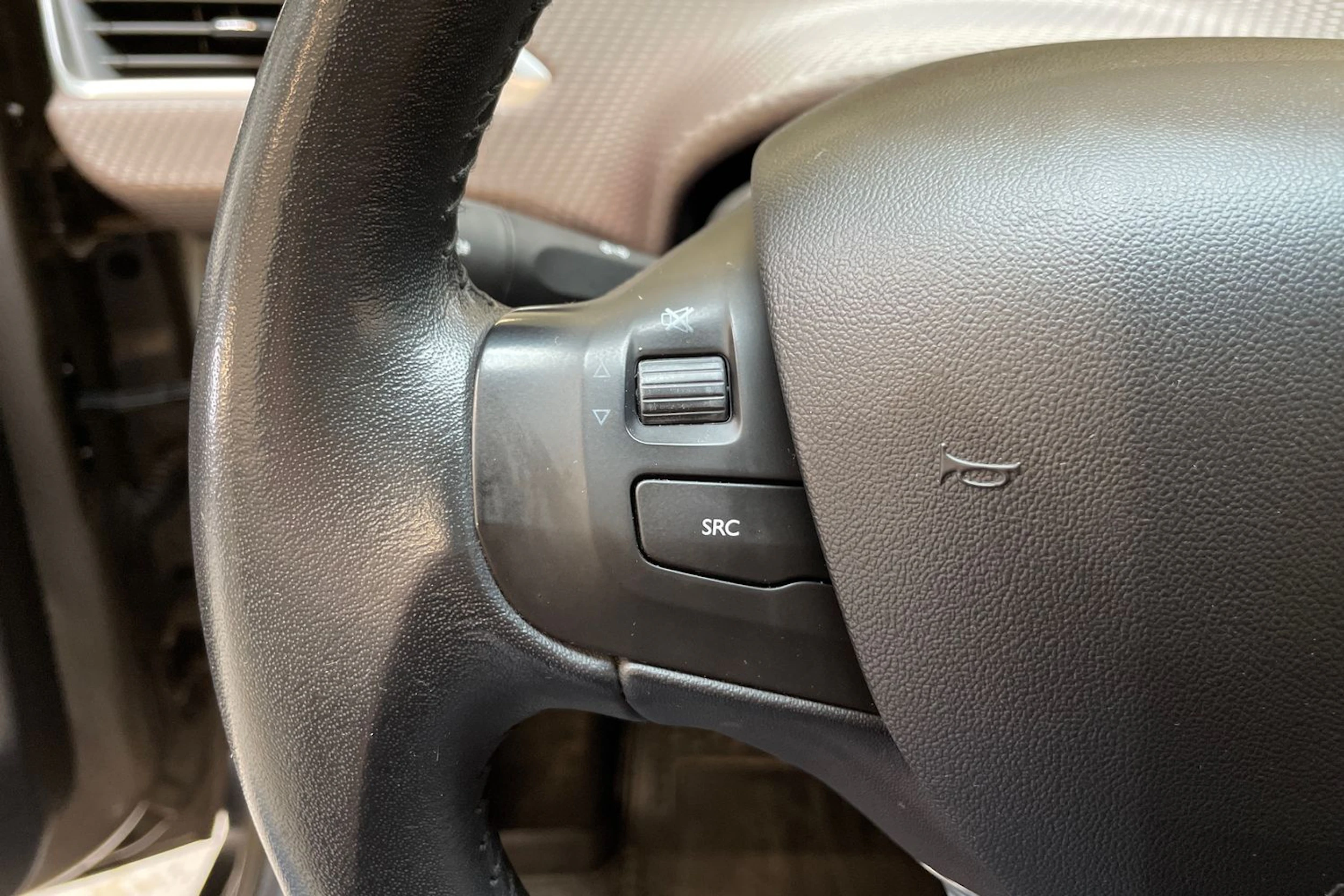 harmaa Peugeot 2008 2015 kuva 14.