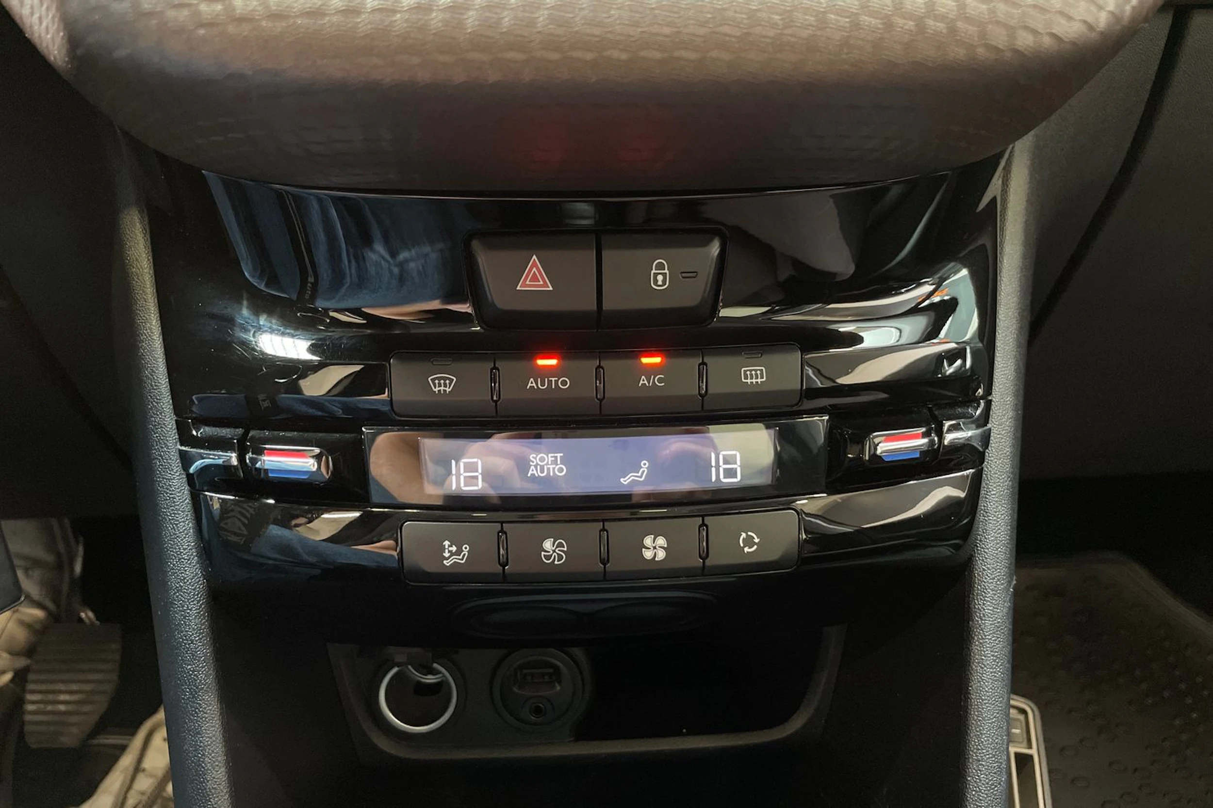 harmaa Peugeot 2008 2015 kuva 22.