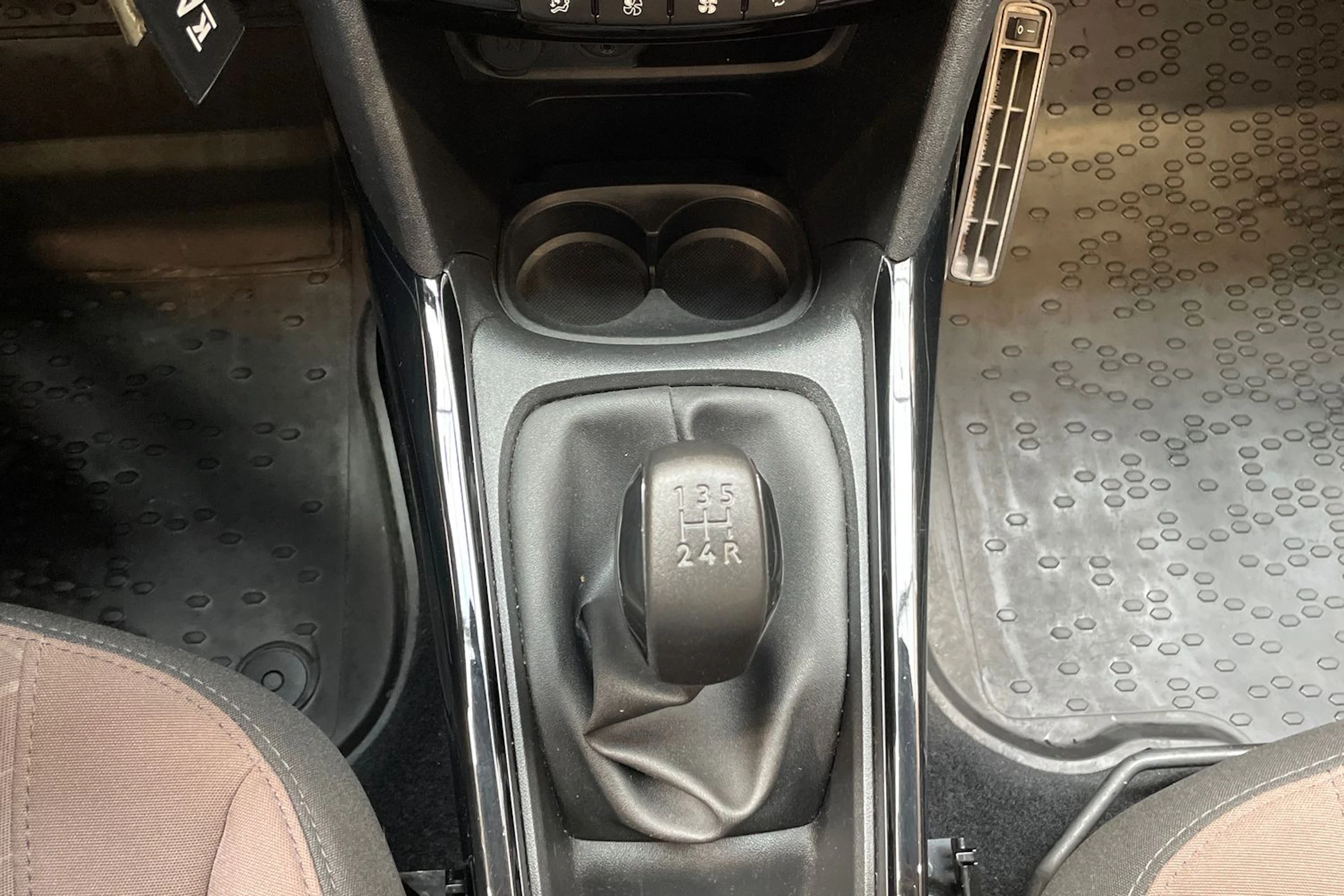 harmaa Peugeot 2008 2015 kuva 24.