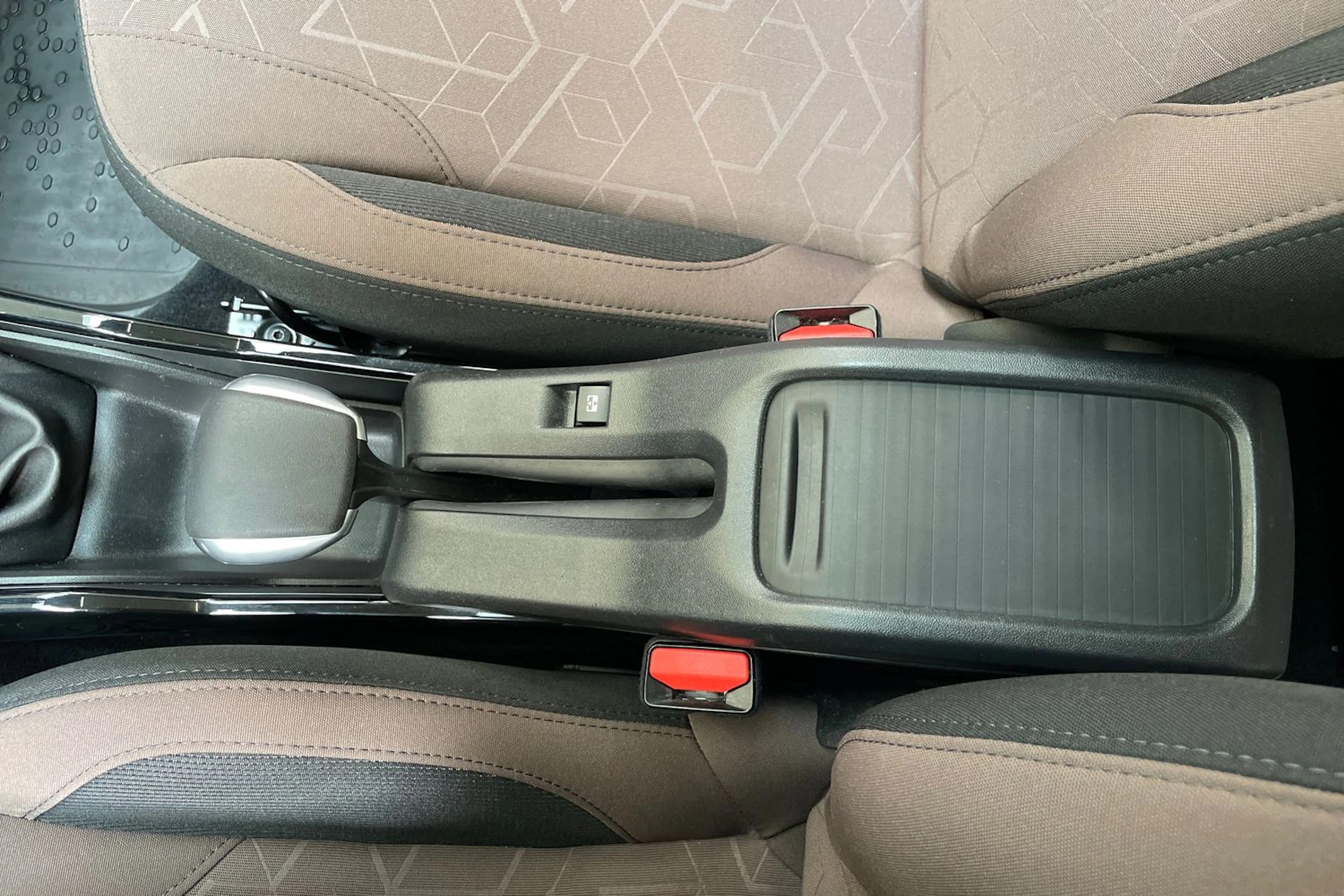 harmaa Peugeot 2008 2015 kuva 25.