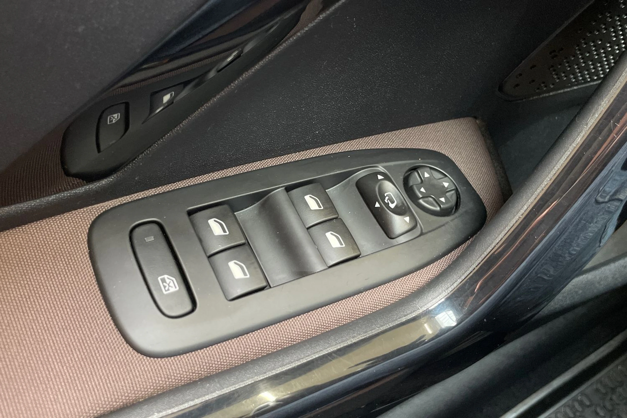 harmaa Peugeot 2008 2015 kuva 27.