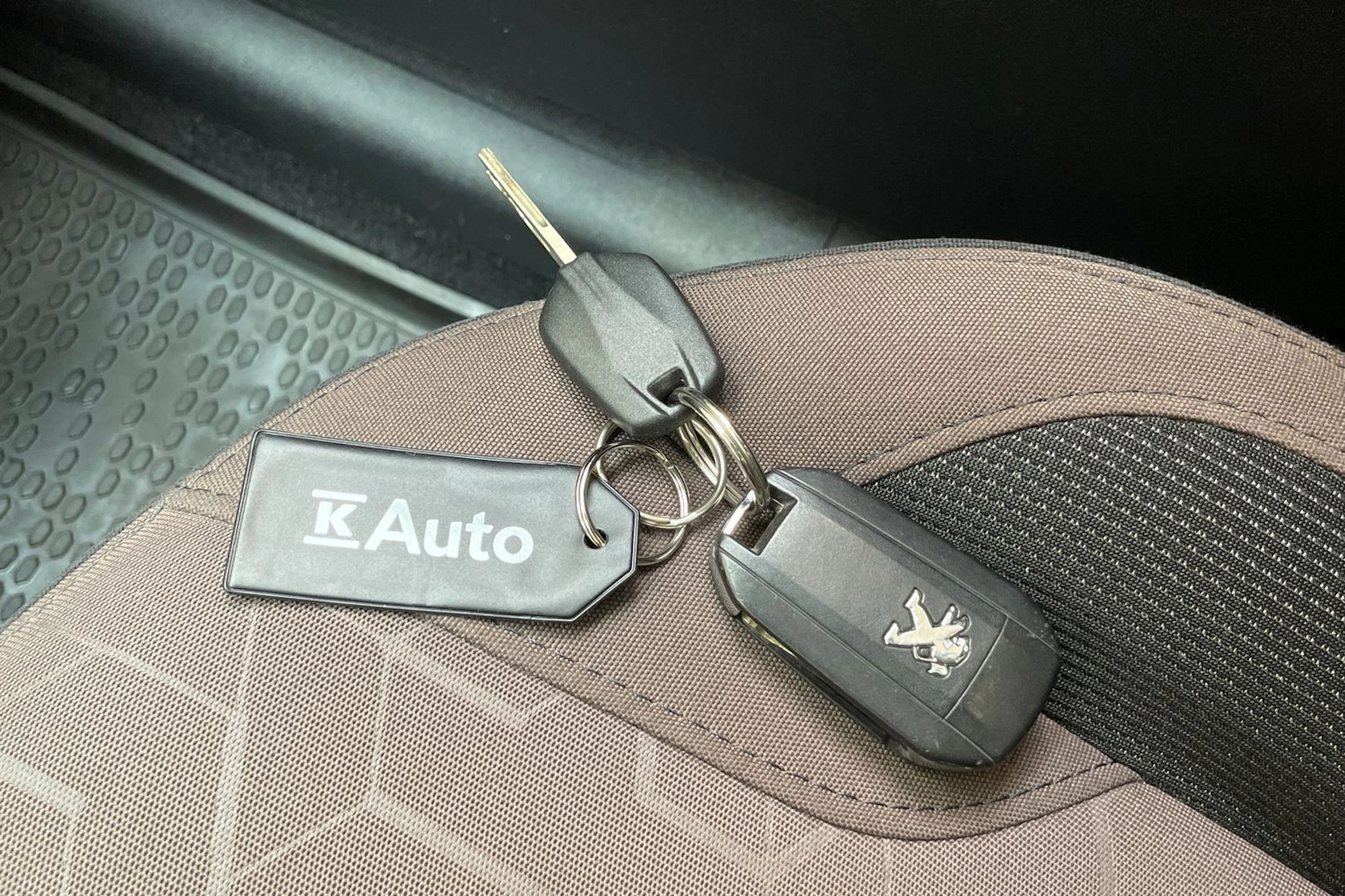 harmaa Peugeot 2008 2015 kuva 33.