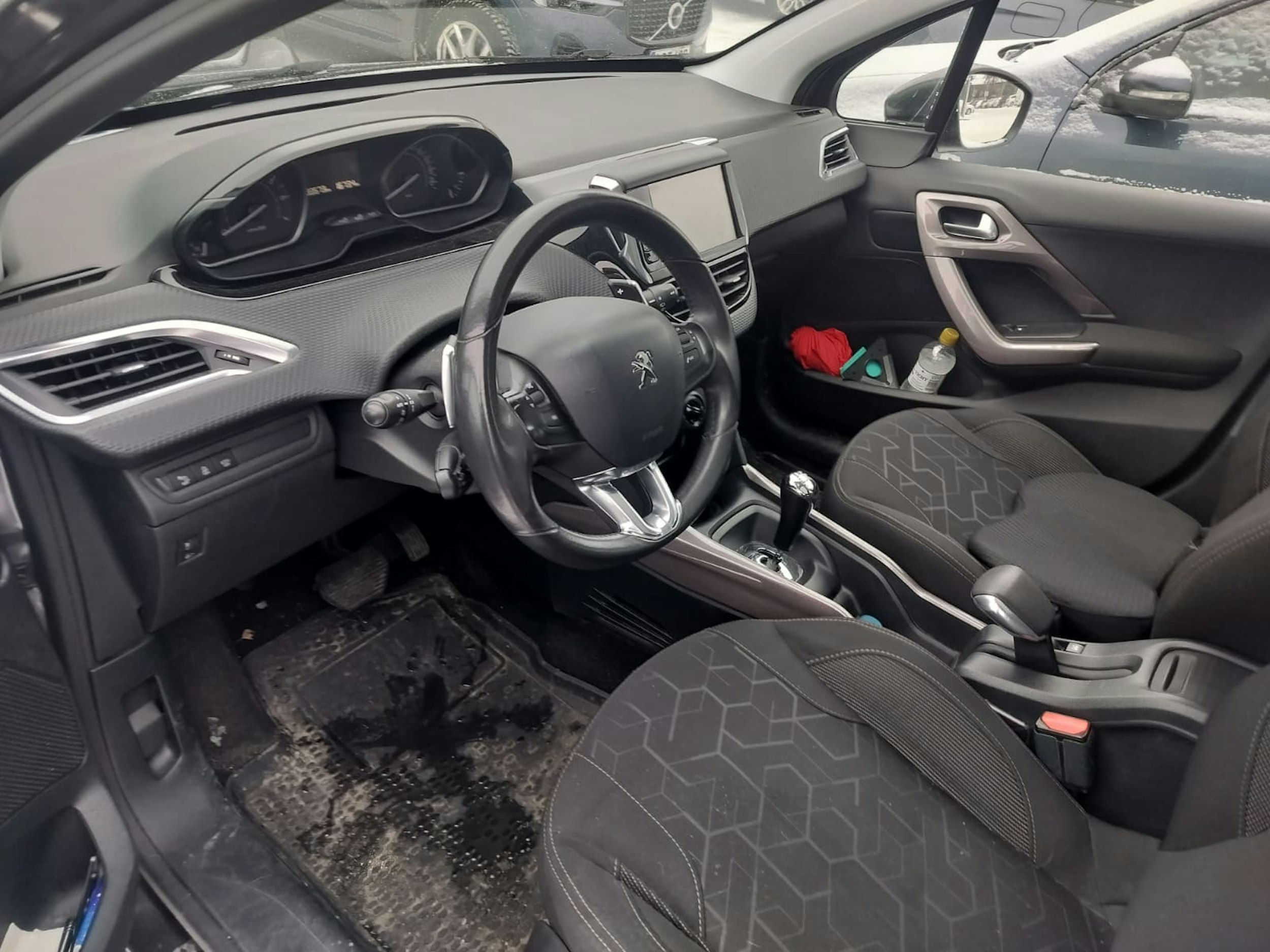 harmaa Peugeot 2008 2016 kuva 3.