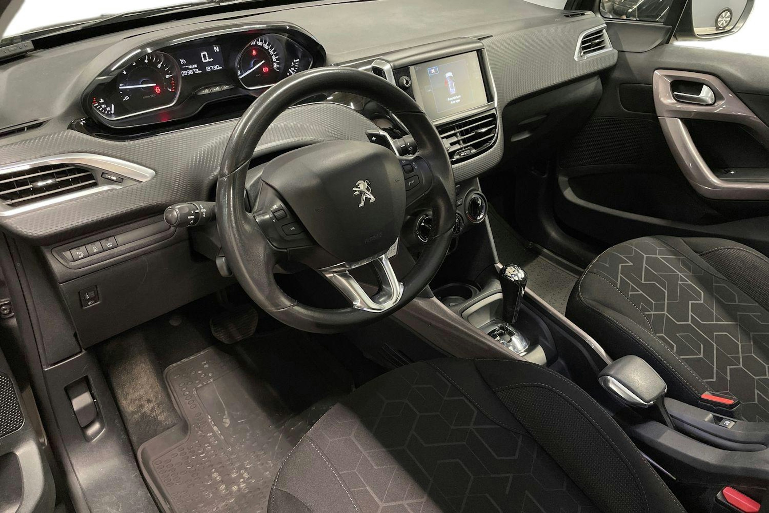 harmaa Peugeot 2008 2016 kuva 7.