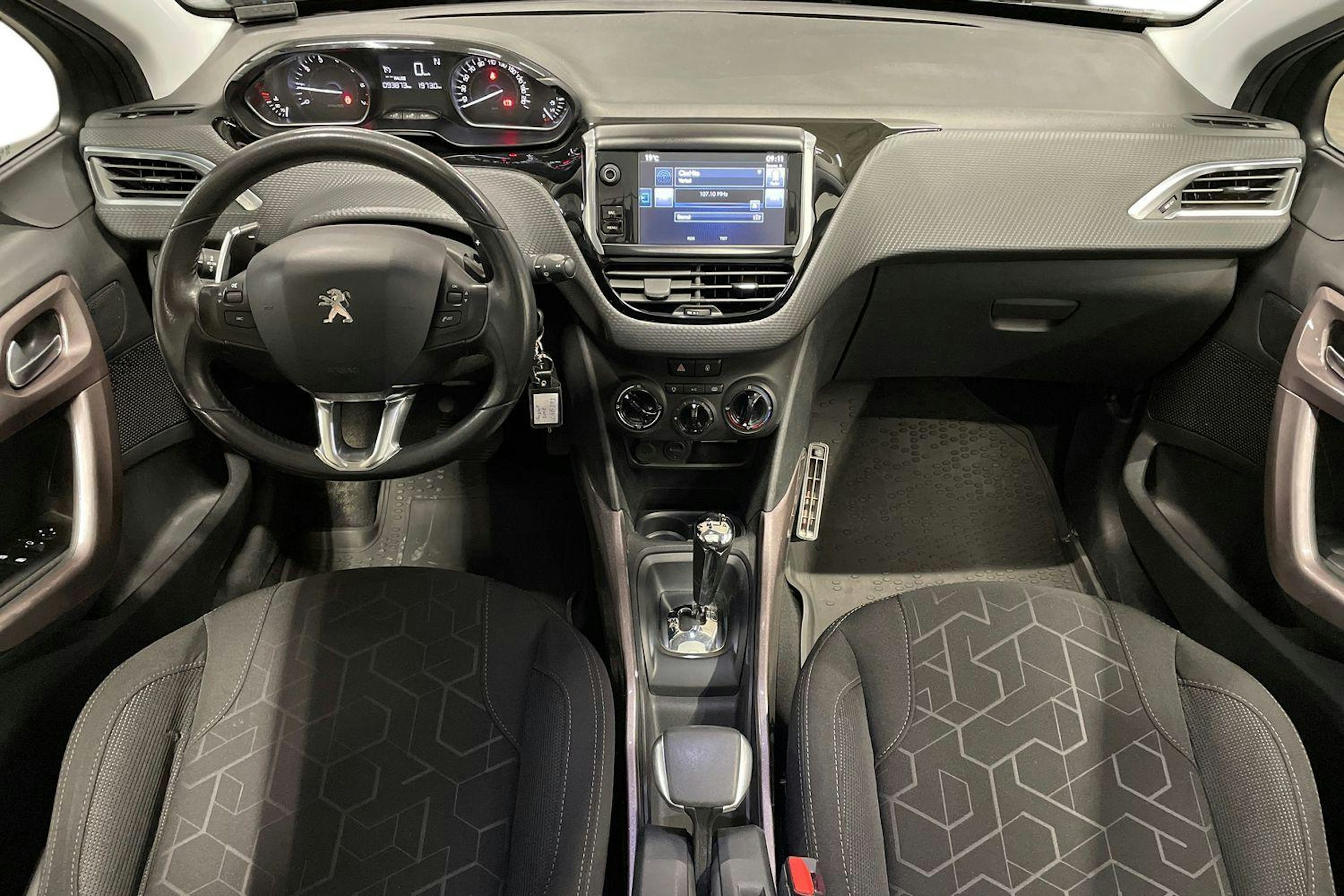harmaa Peugeot 2008 2016 kuva 9.