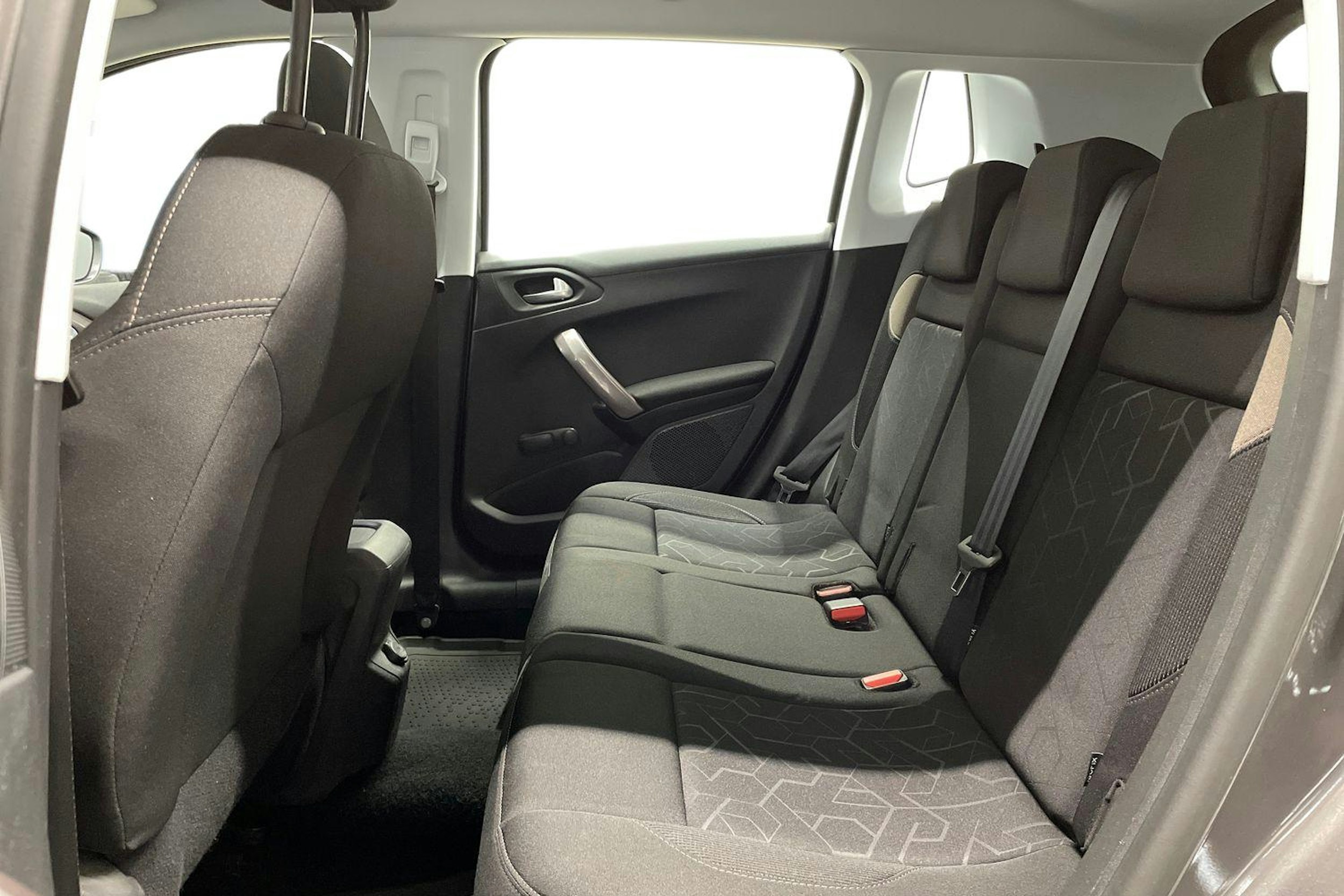 harmaa Peugeot 2008 2016 kuva 10.