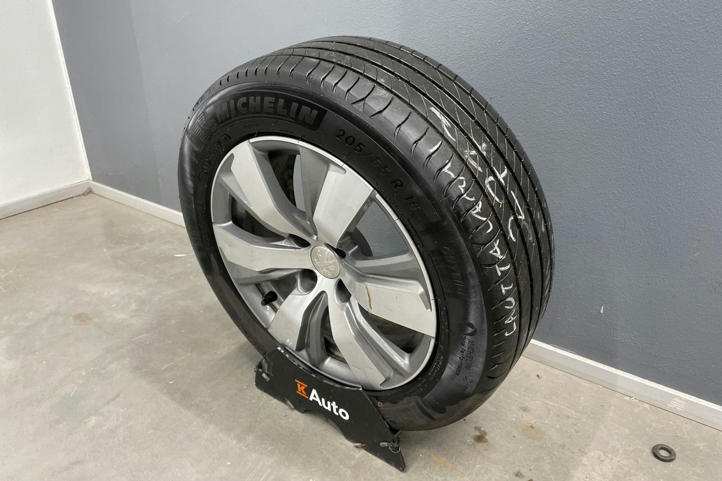 harmaa Peugeot 2008 2016 kuva 14.