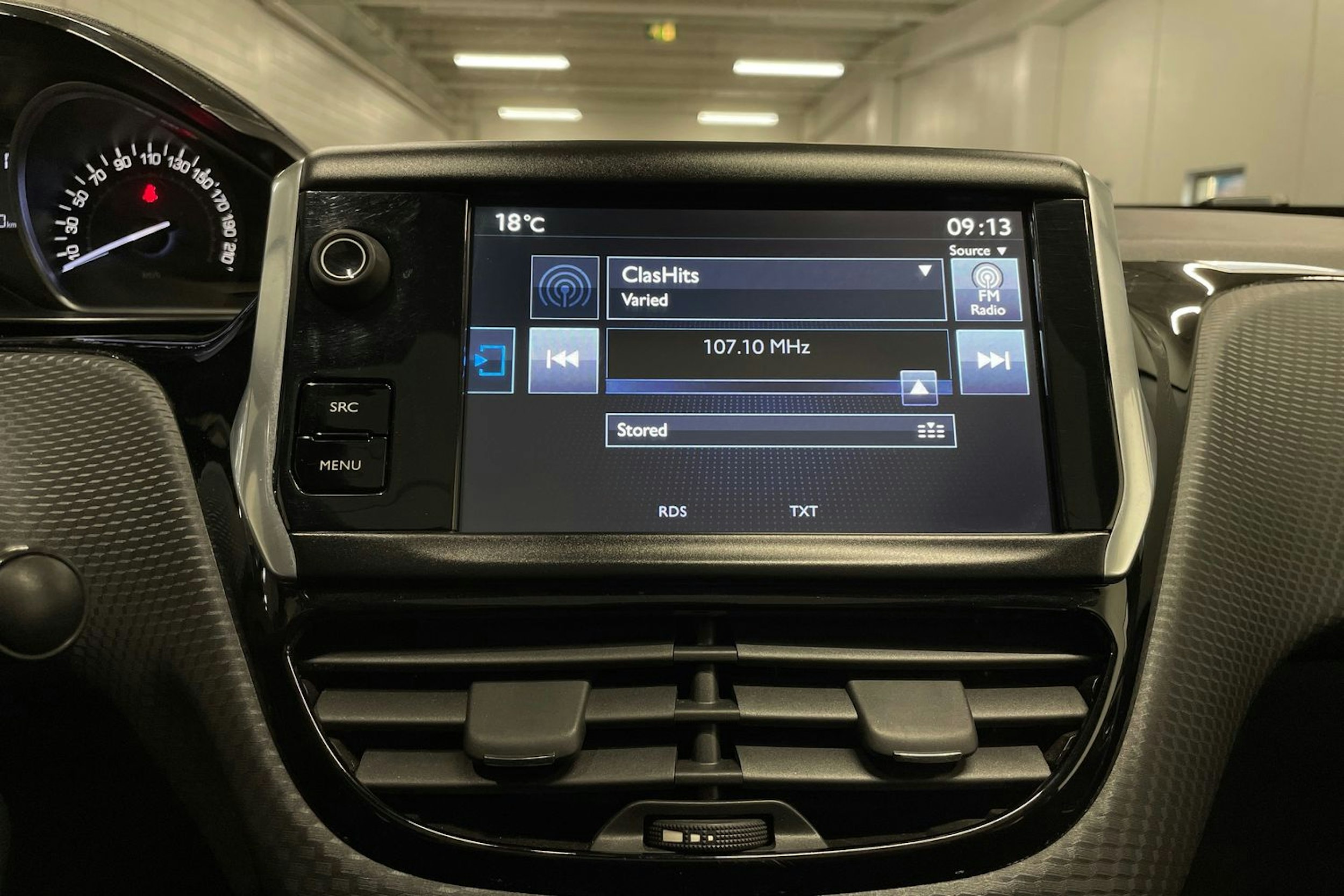 harmaa Peugeot 2008 2016 kuva 17.