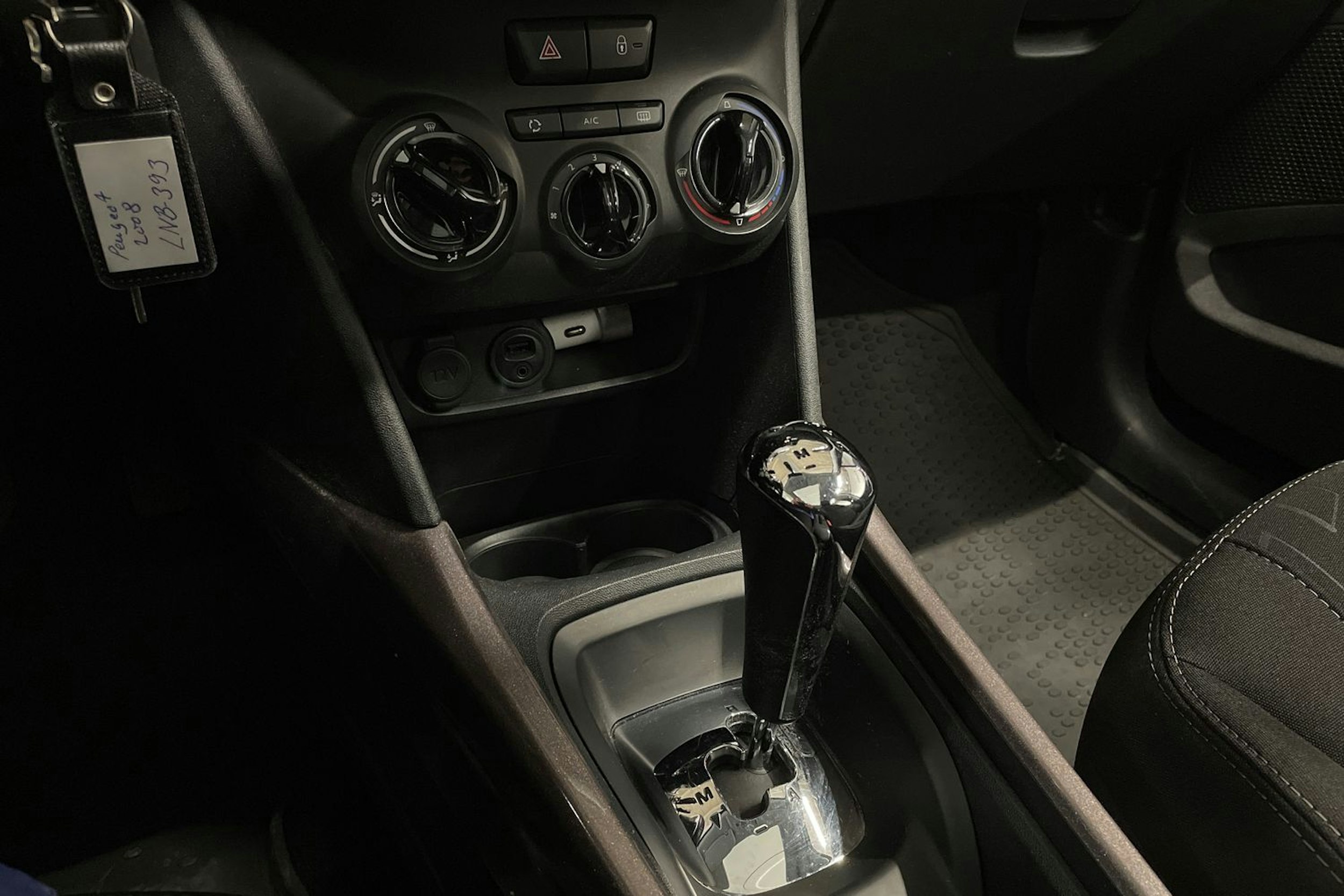 harmaa Peugeot 2008 2016 kuva 19.