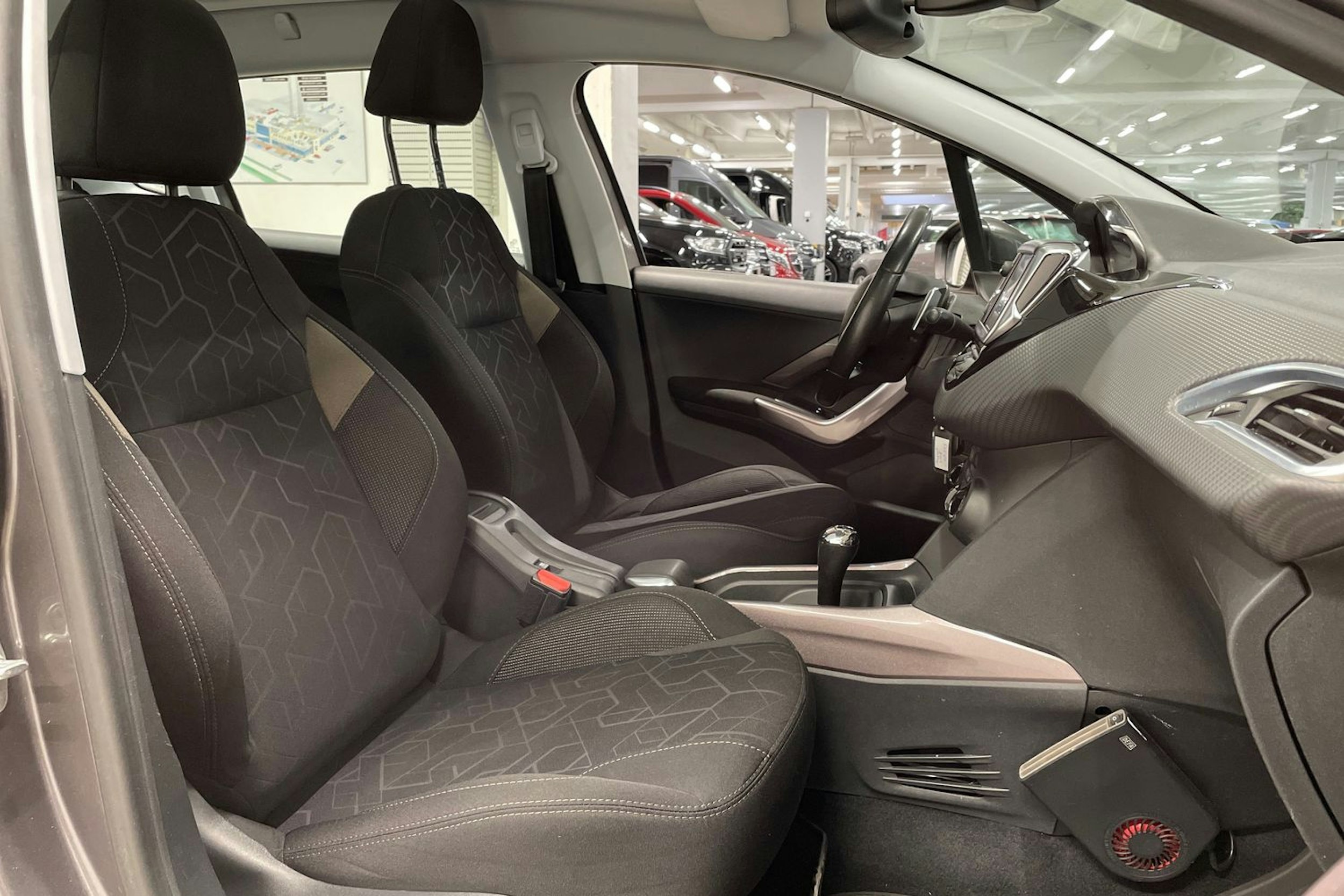harmaa Peugeot 2008 2016 kuva 24.
