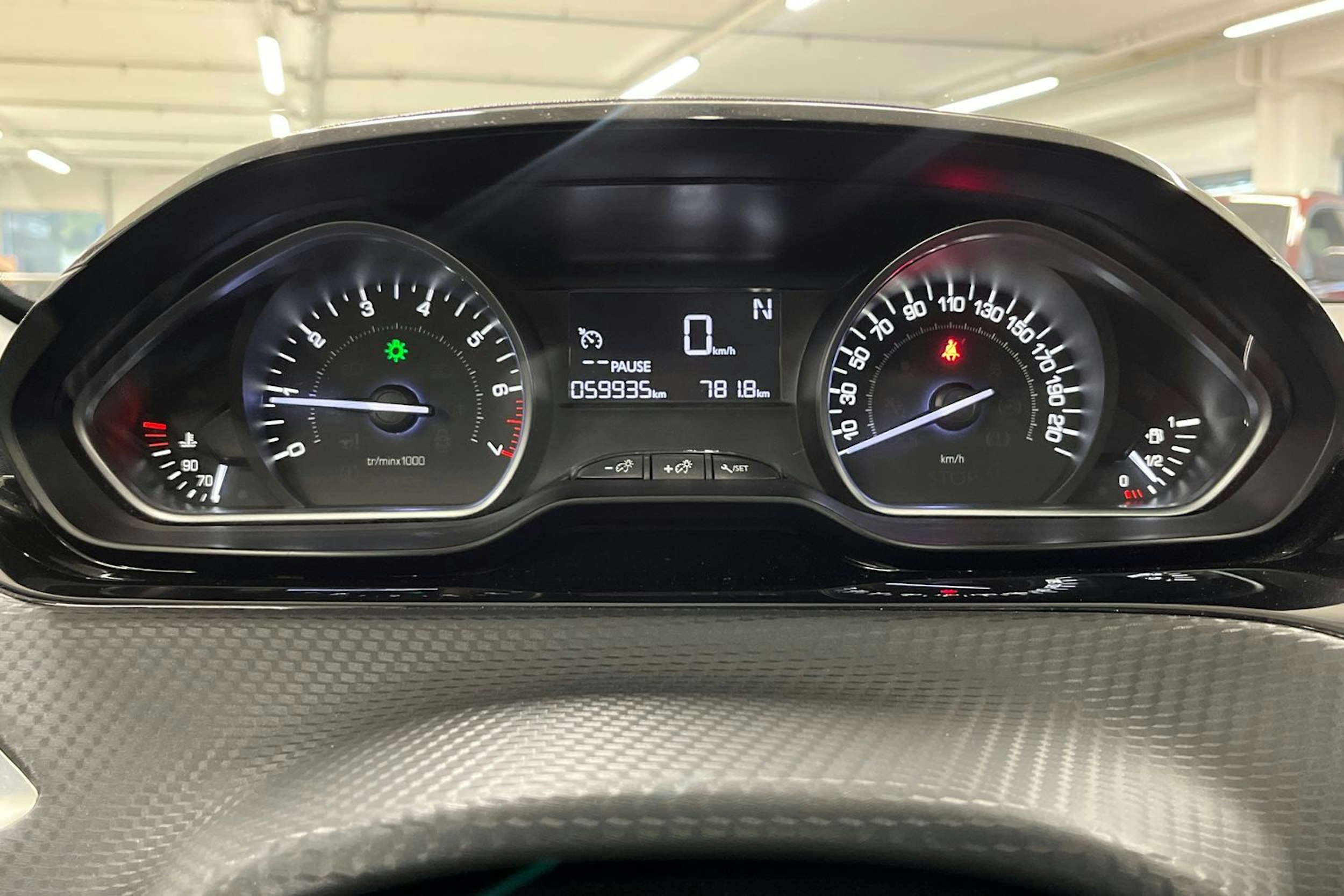 Musta Peugeot 2008 2016 kuva 16.